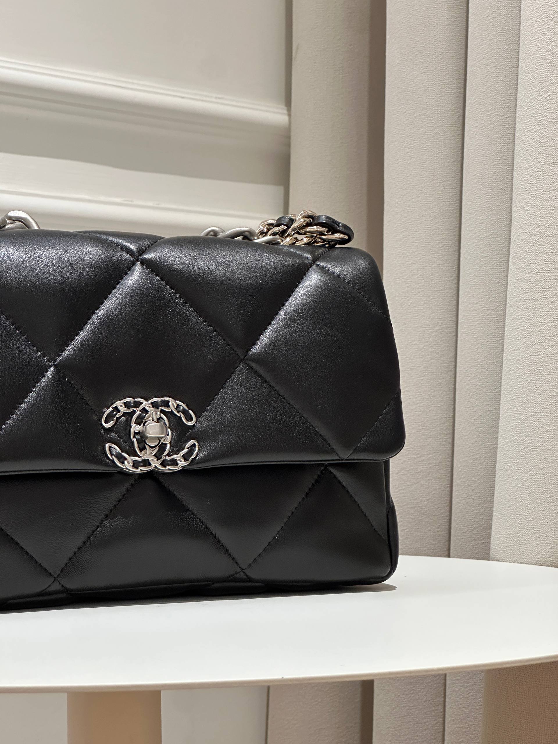 CHANEL 19 Handbag, Shiny Lambskin, Black