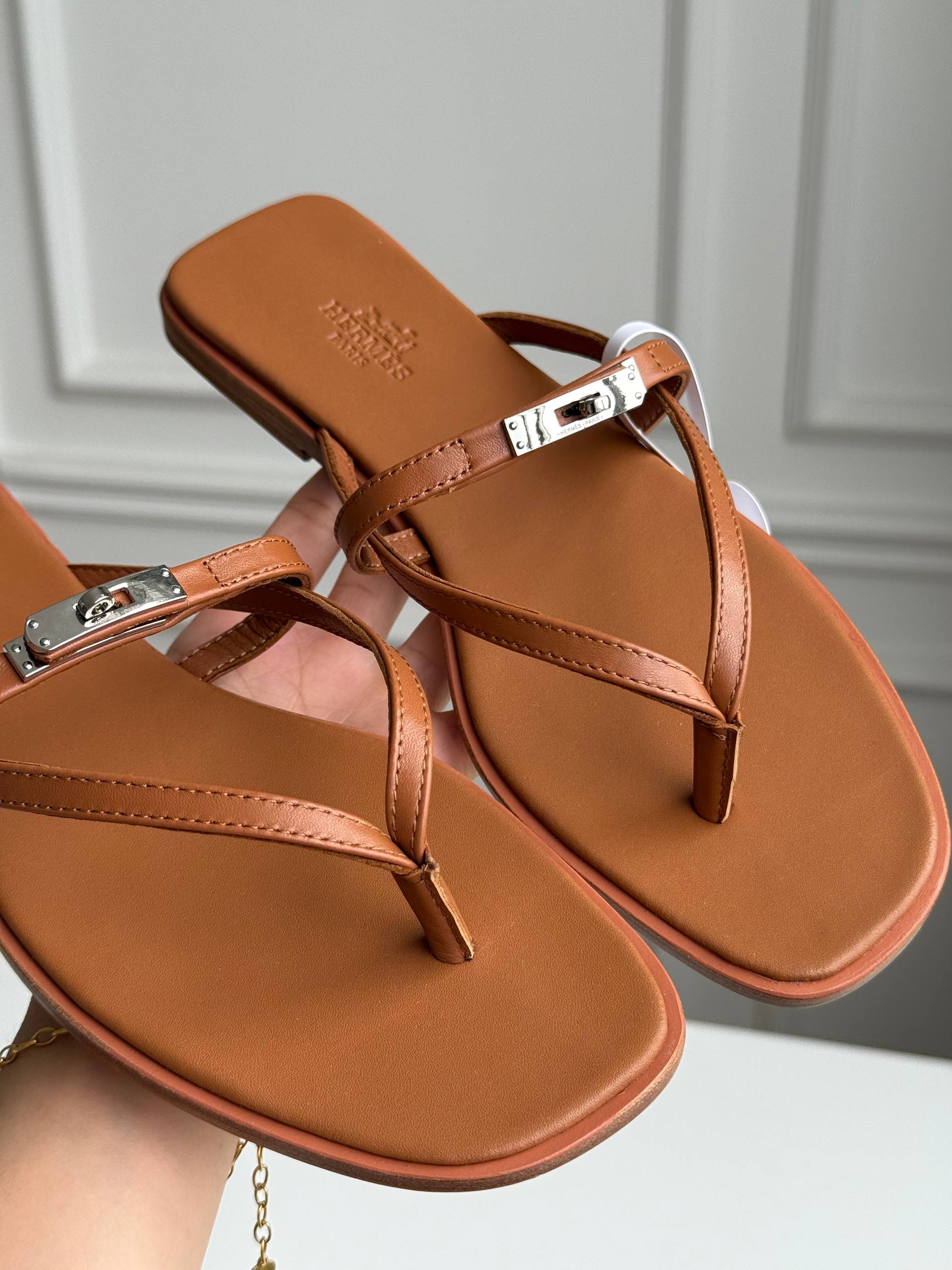 Hermès Kelly Buckle Strap Thong Flat Sandals