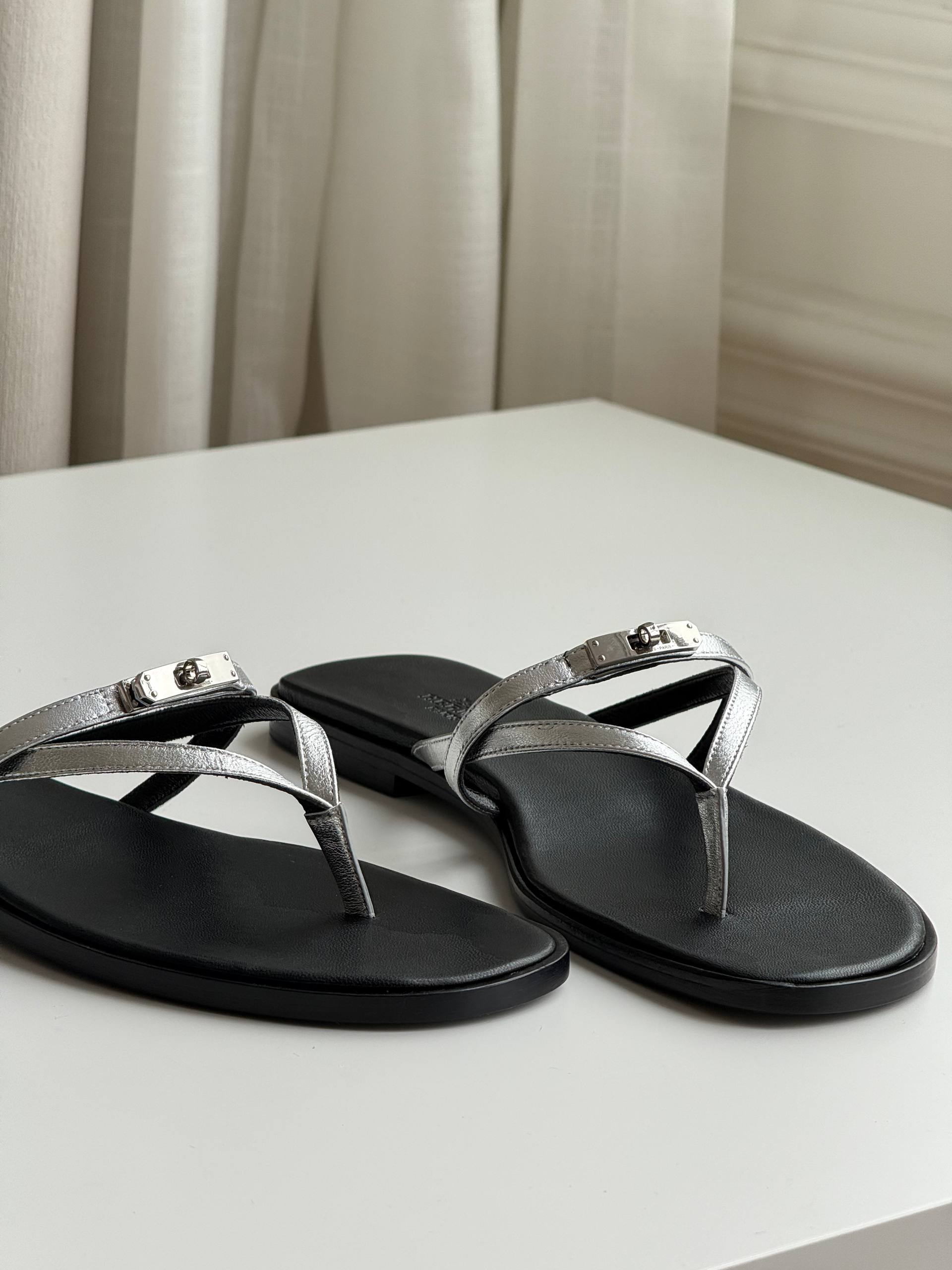 HERMÈS Miss Sandals with Mini Kelly Buckle (Silver Calfskin)