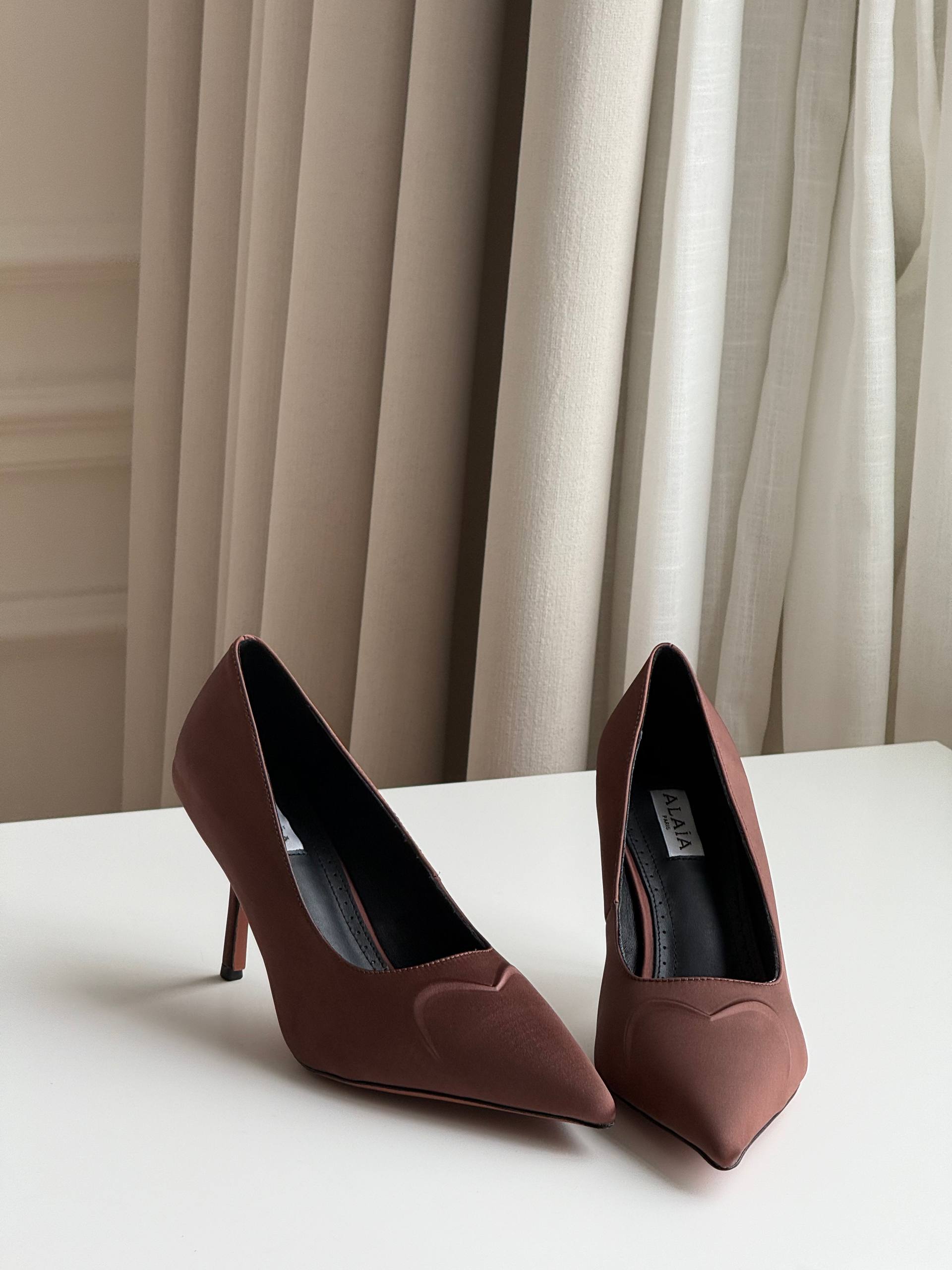 ALAÏA Le Cœur 3D 90 Satin Pointed-Toe Pumps