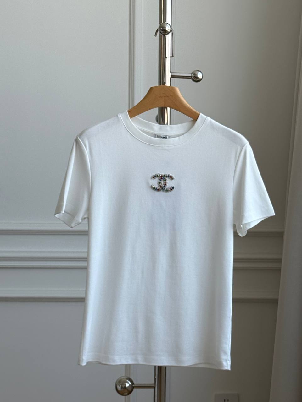 CHANEL Short Sleeve T-Shirt with Crystal/Colorful Gem CC Logo