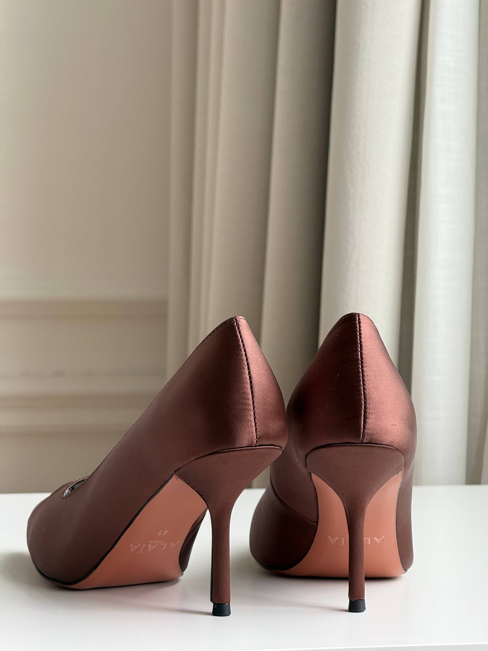 ALAÏA Le Cœur 3D 90 Satin Pointed-Toe Pumps