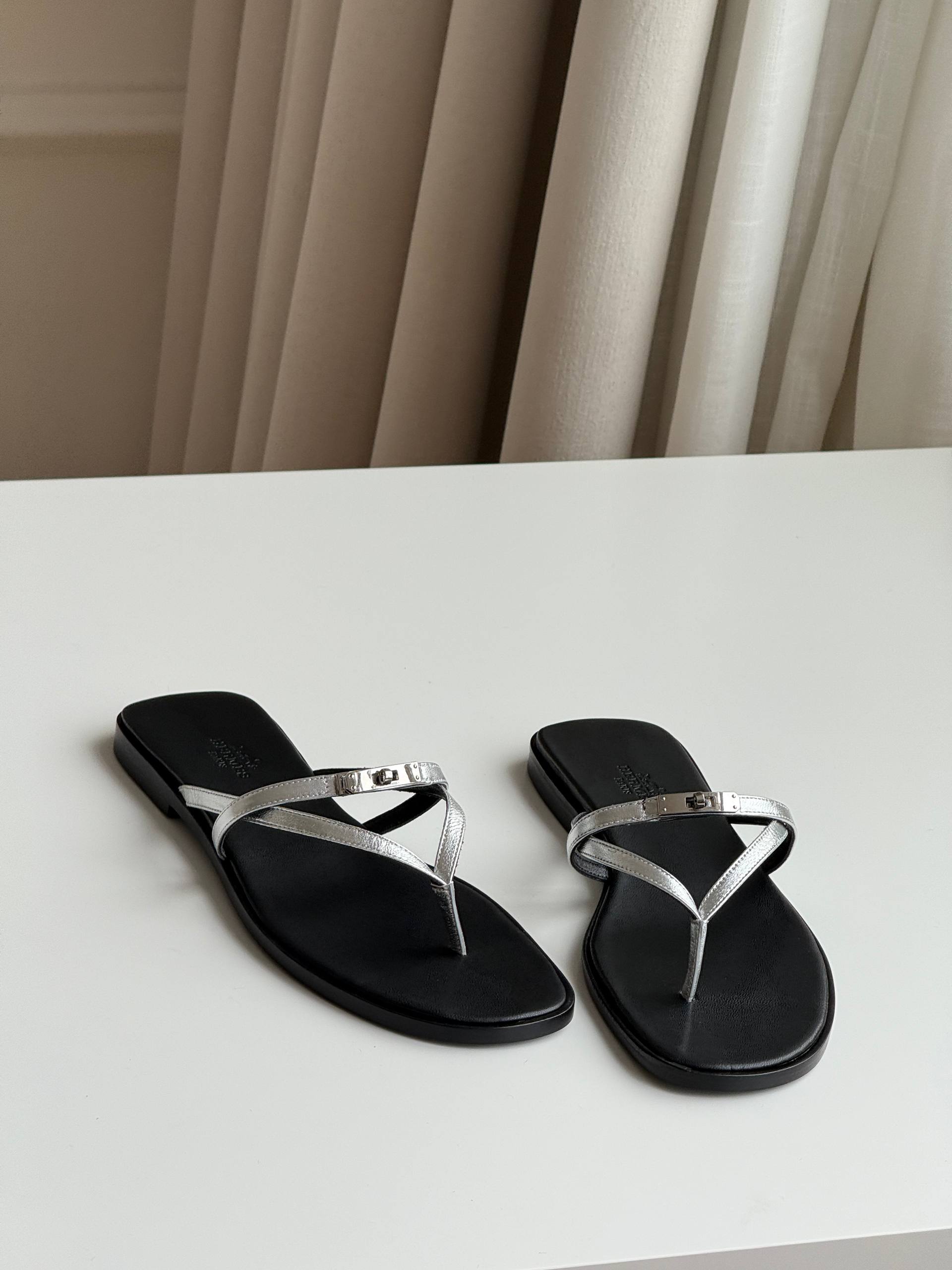 HERMÈS Miss Sandals with Mini Kelly Buckle (Silver Calfskin)