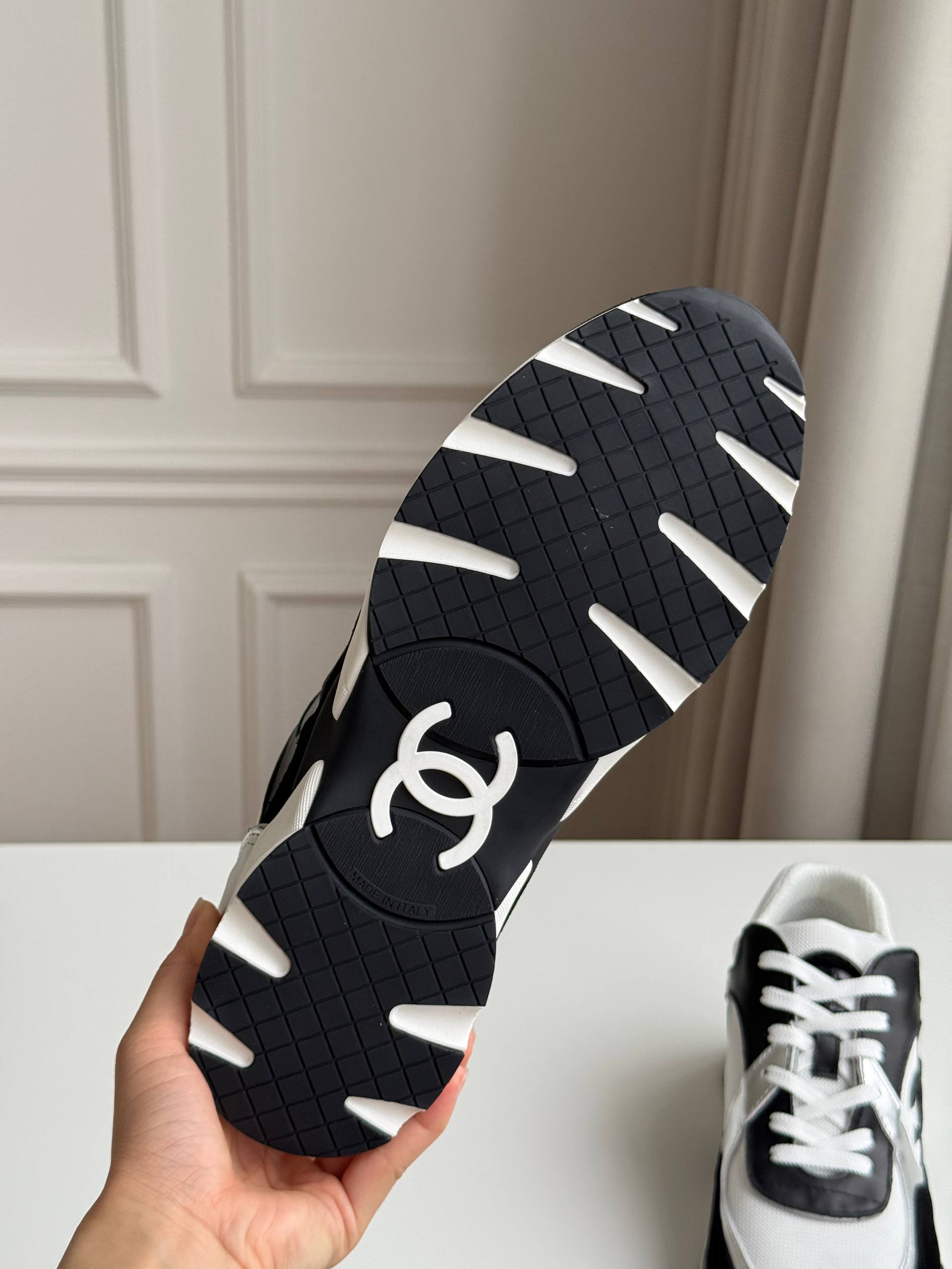 CHANEL Low-Top Casual Sneakers