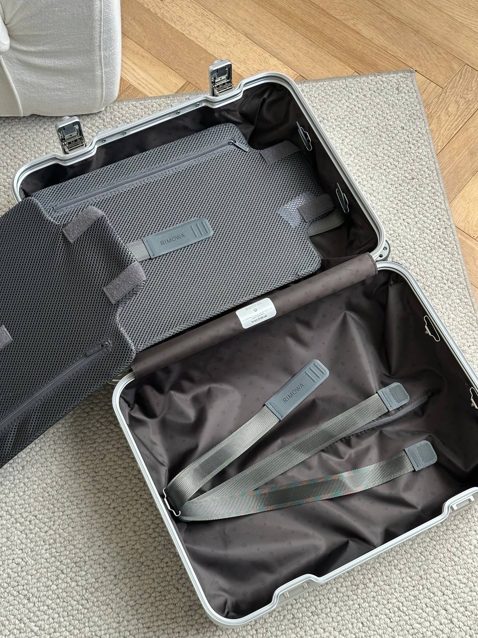 RIMOWA Classic Cabin Silver Aluminum-Magnesium Alloy 4-Wheel Carry-On Suitcase