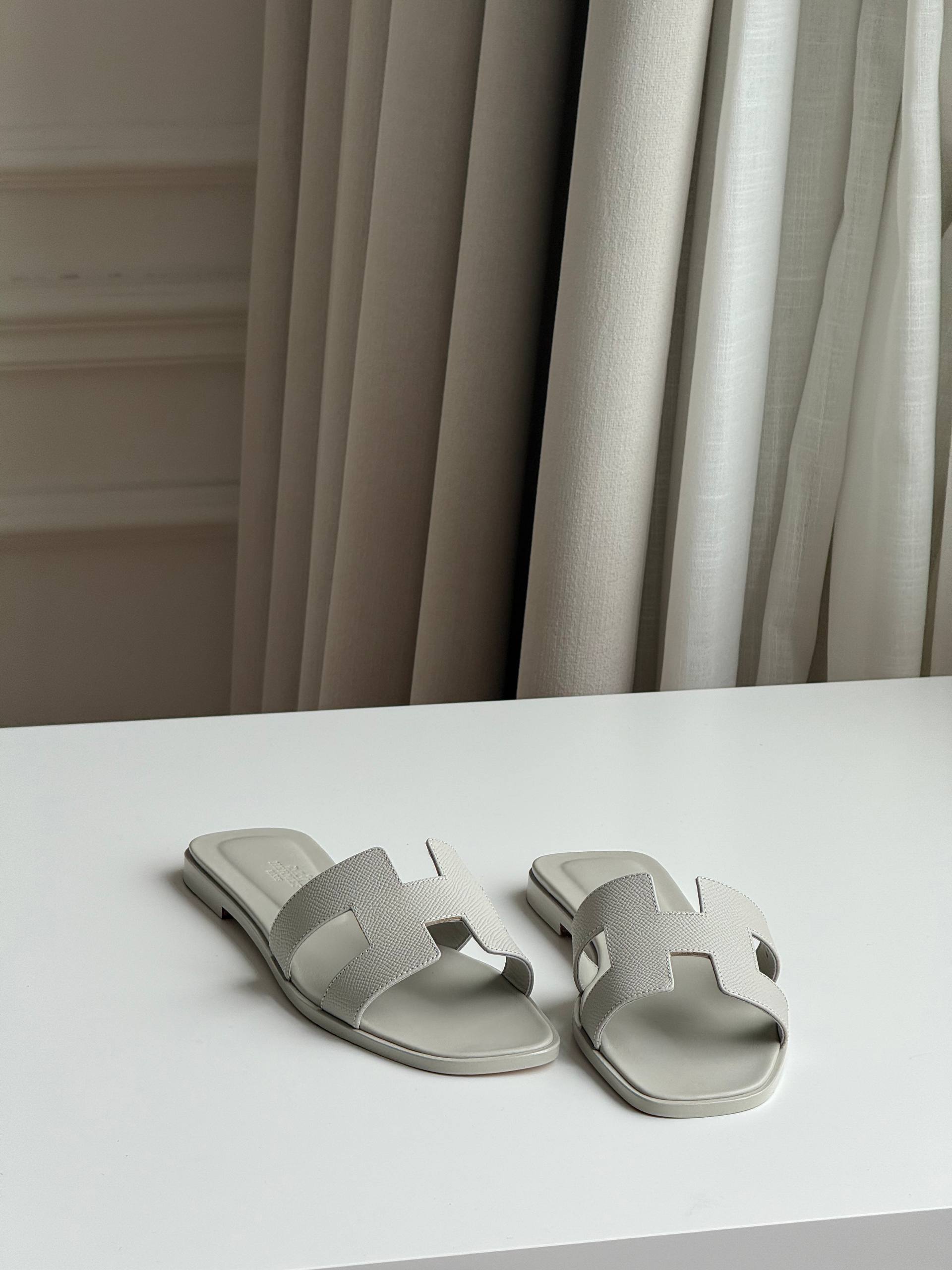 HERMÈS Oran Sandals in Epsom Calfskin (Gris Perle)