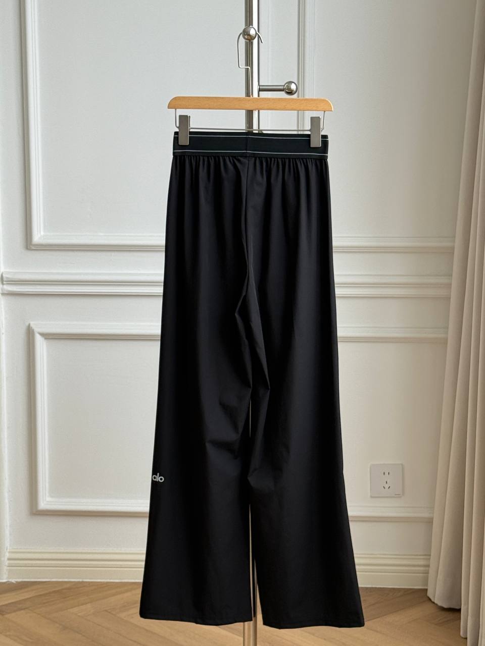 Alo Yoga High-Waist Logo Elastic Waist Wide-Leg Pants