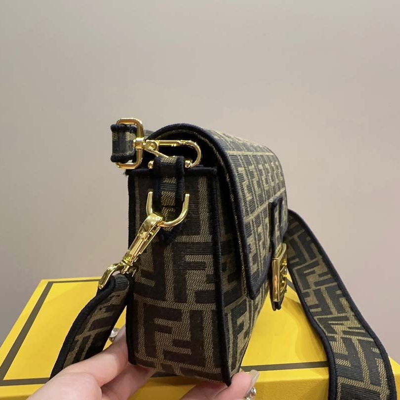 FENDI BAGUETTE BROWN 27CM