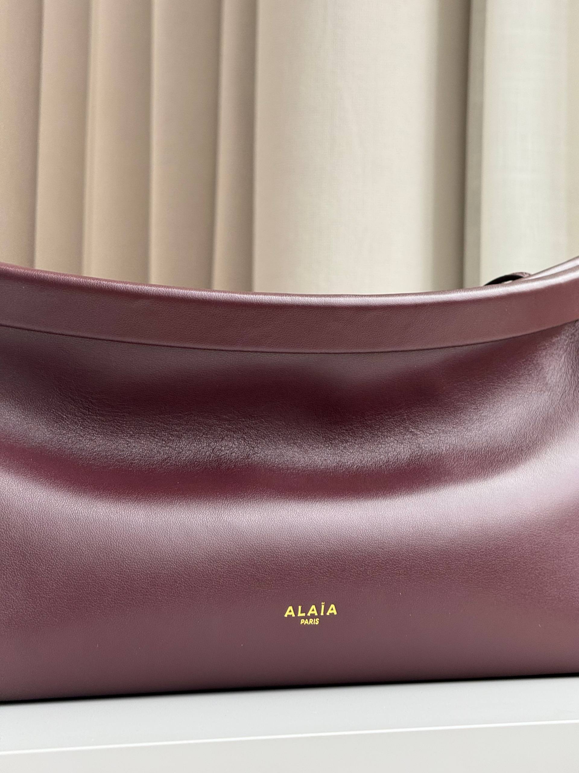 ALAÏA Le Teckel shoulder bag