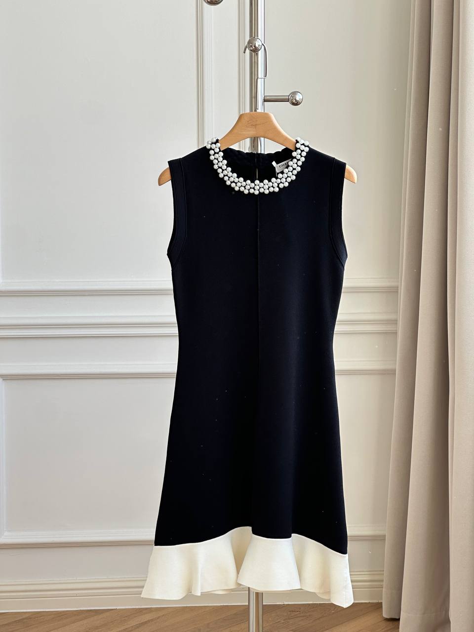 CHANEL Pearl-Neck Black & White Color-Block Sleeveless Flounce Hem Dress