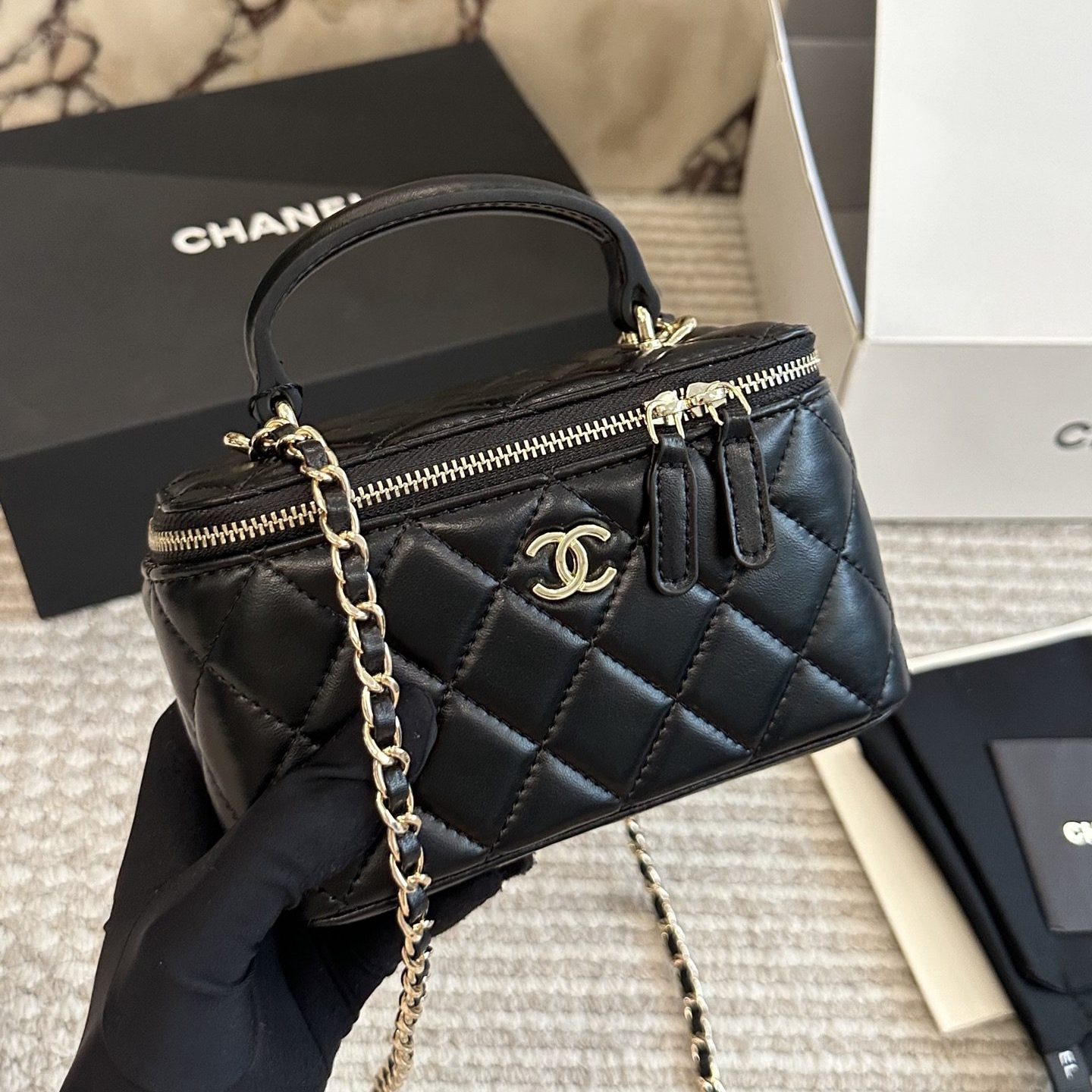 TOP LONG VANITY CASE WITH CHAIN BLACK 19CM