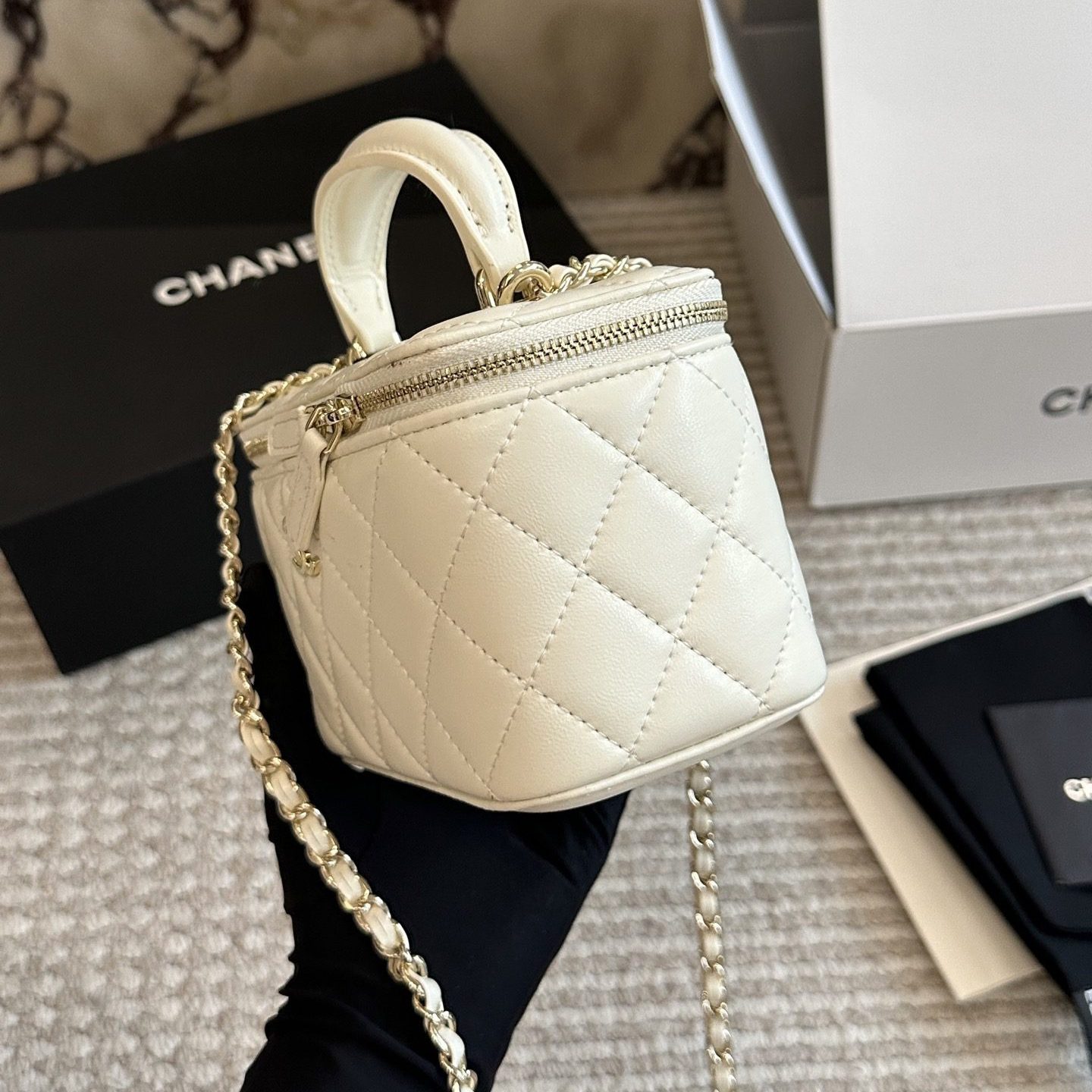 TOP HANDLE LONG VANITY CASE WITH CHAIN WHITE 19CM