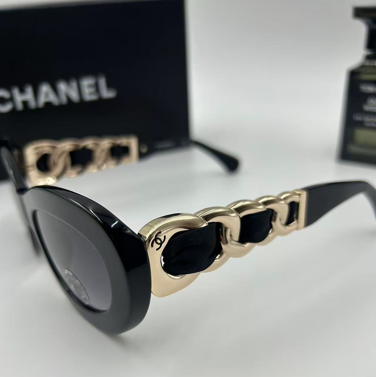 OVAL SUNGLASSES
