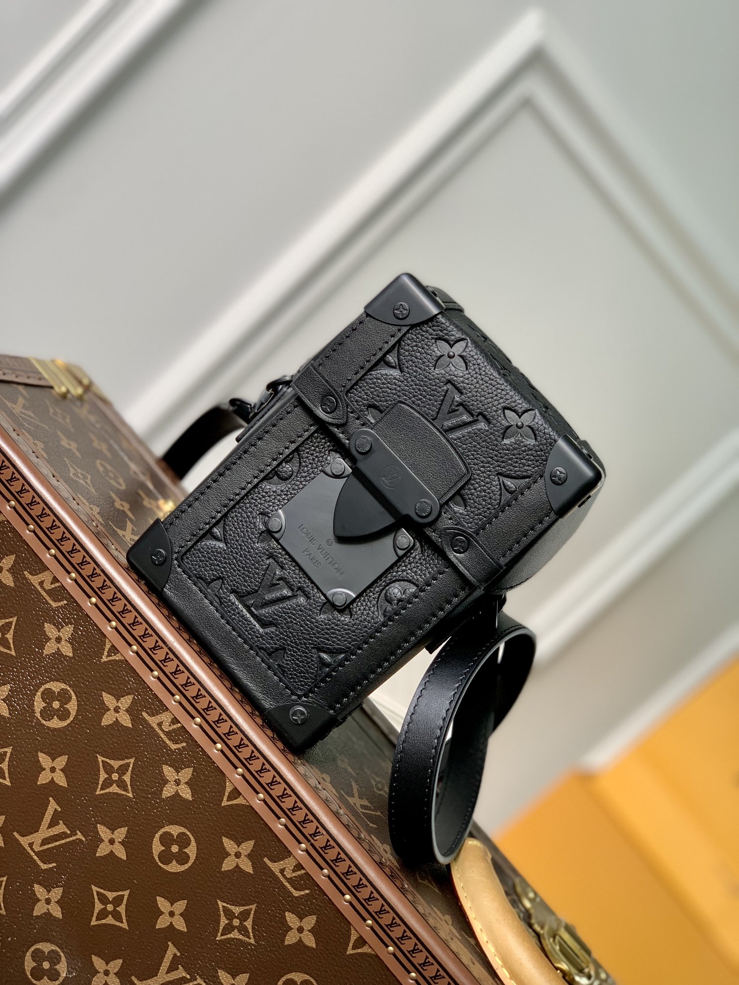 Vertical Trunk Wearable Wallet M82070