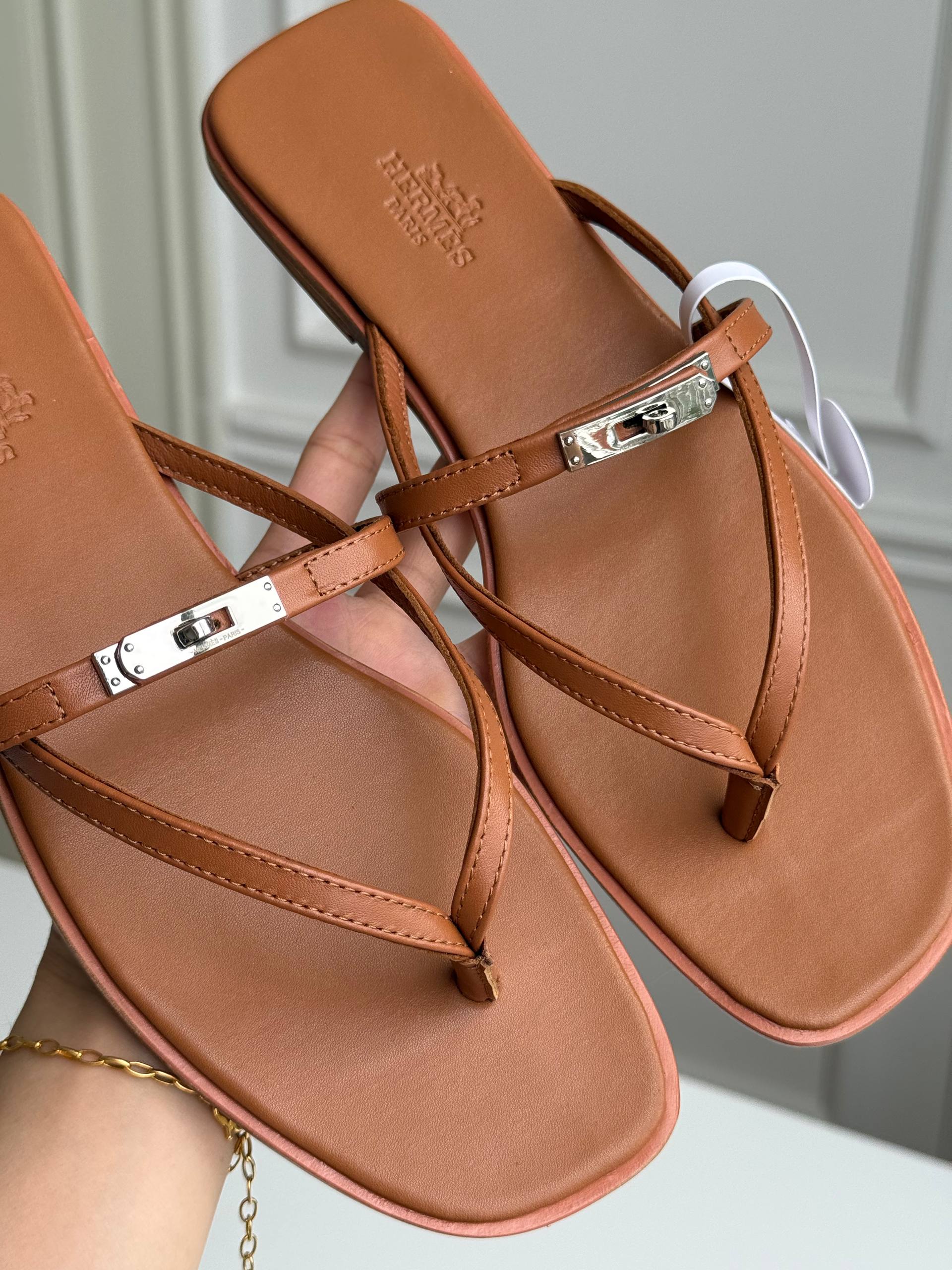 Hermès Kelly Buckle Strap Thong Flat Sandals