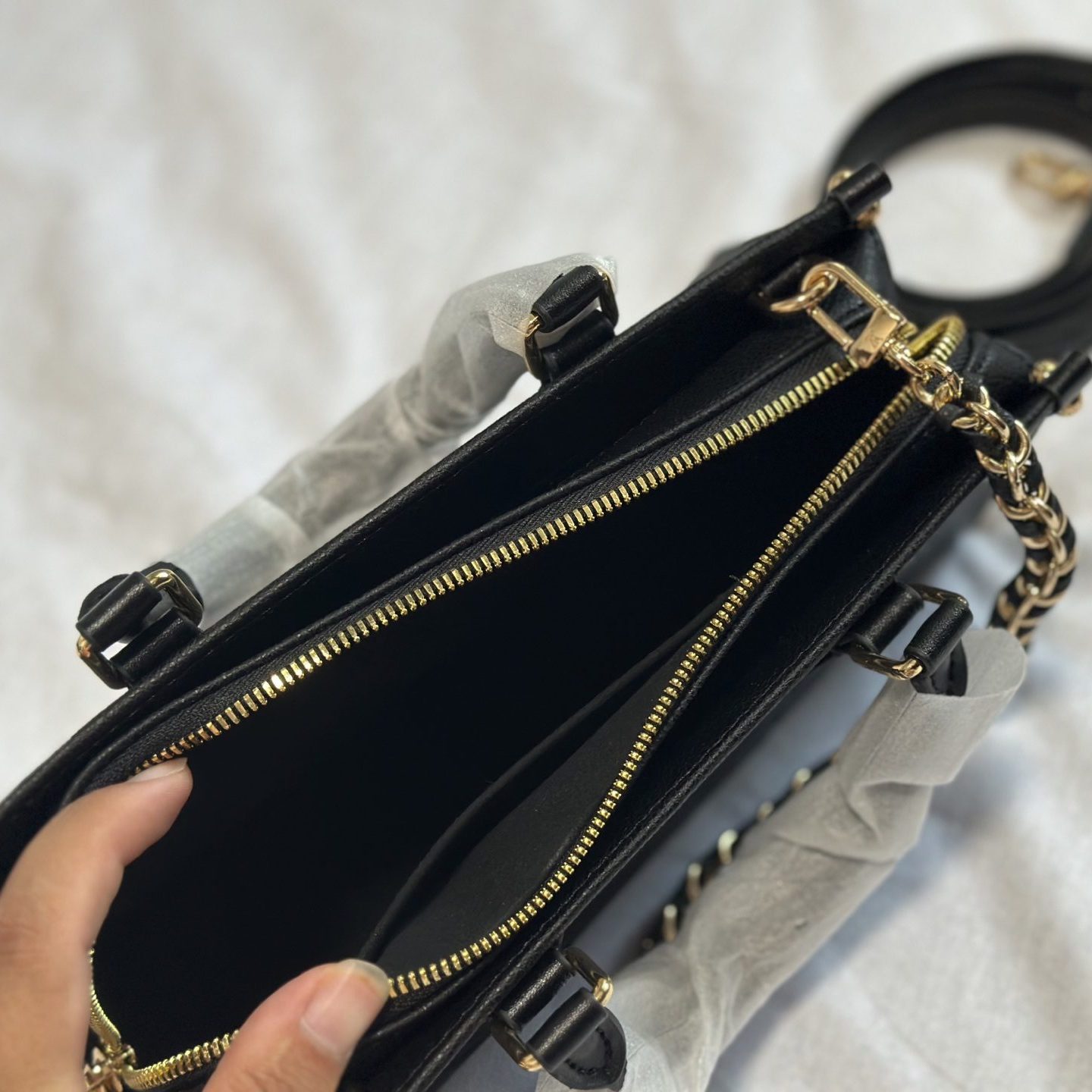 ONTHEGO EAST WEST BLACK MONOGRAM 25X14CM