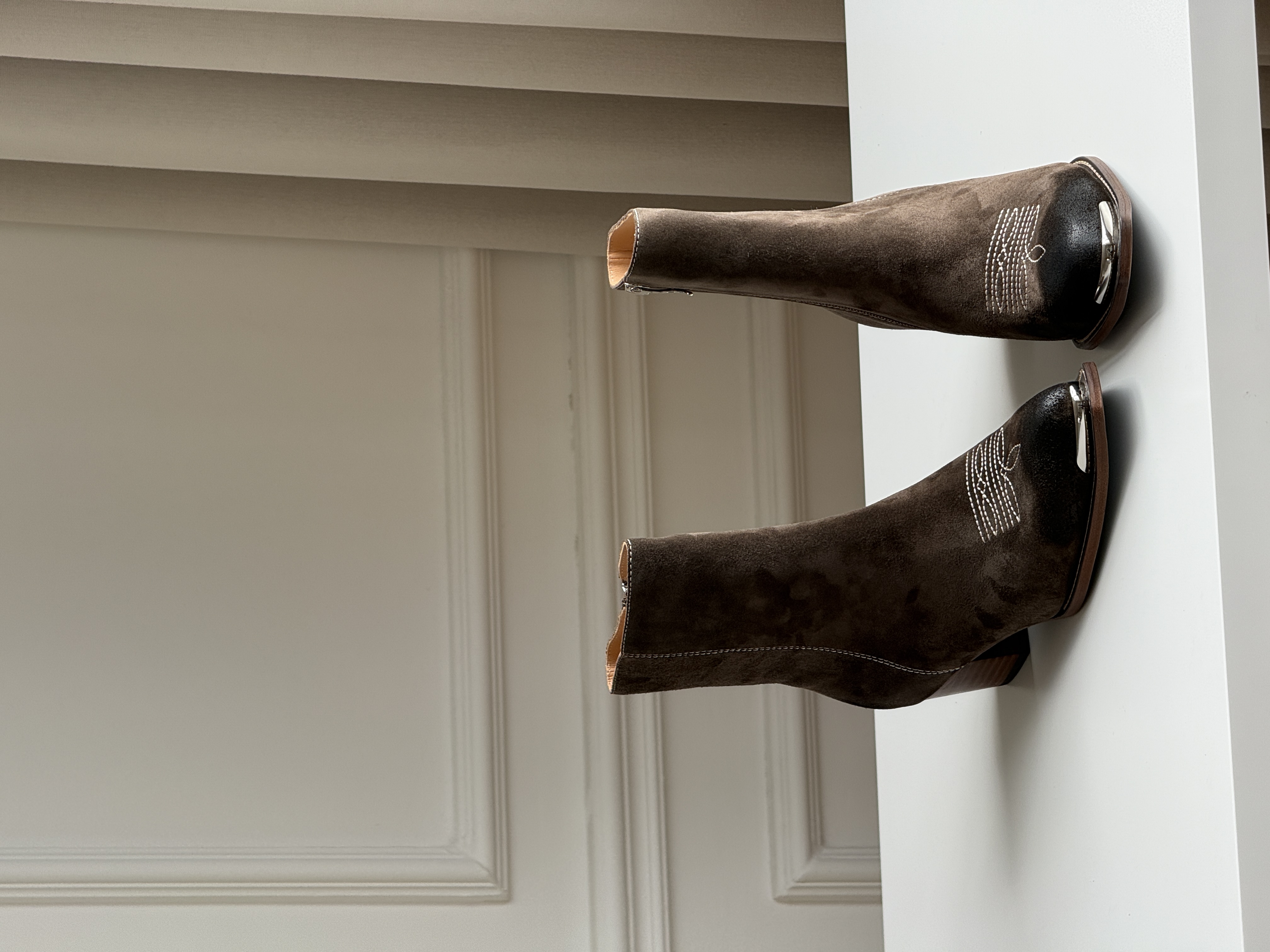 CLINE Western-style suede ankle boots with metal toe cap
