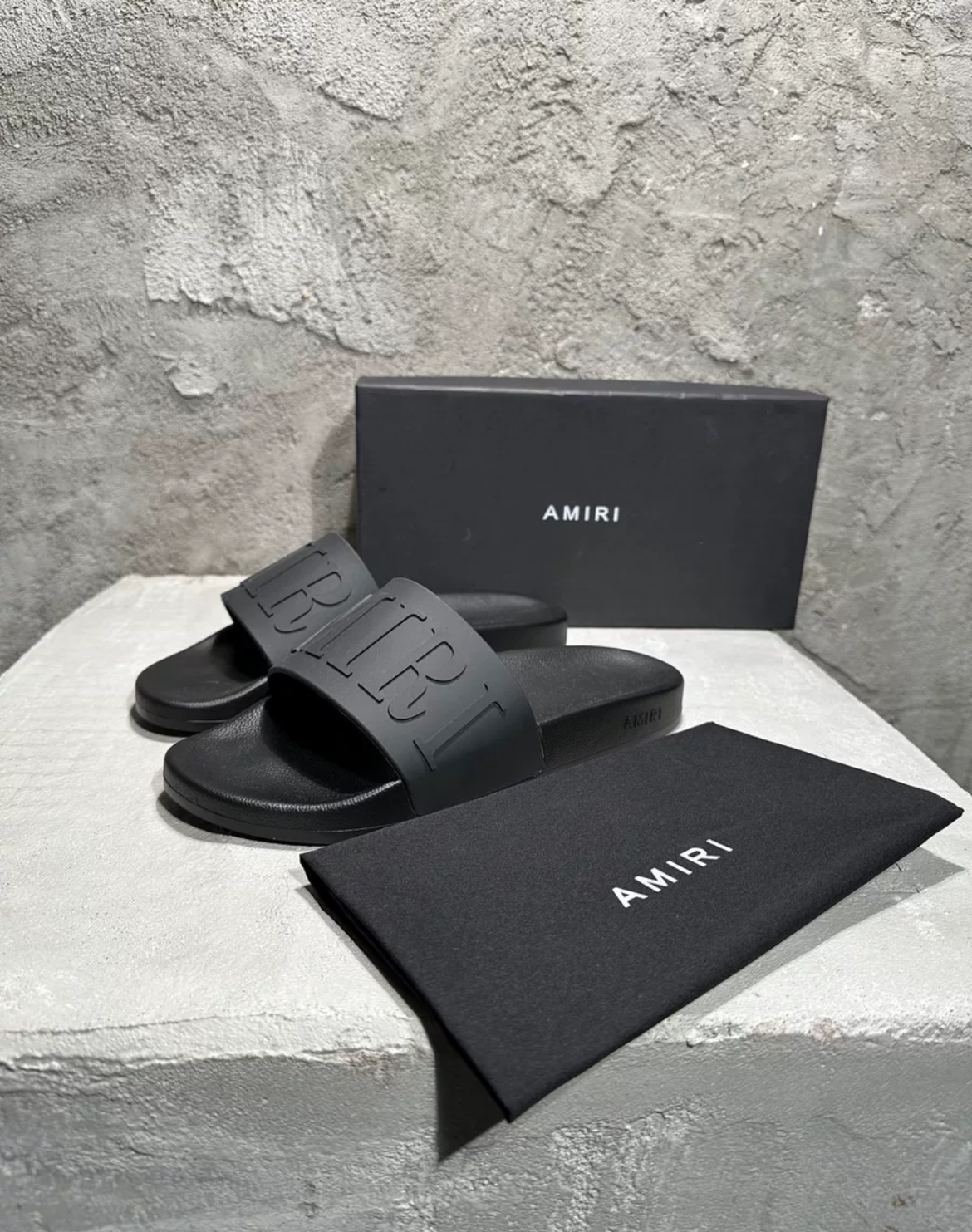 Amiri emboss Letter Logo Slide Black
