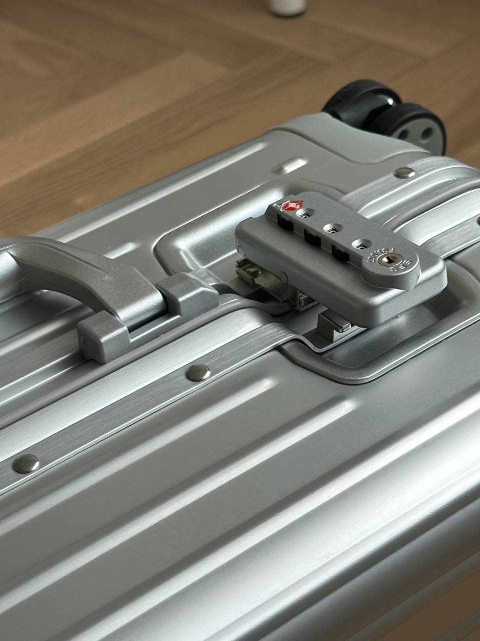 RIMOWA Classic Cabin Silver Aluminum-Magnesium Alloy 4-Wheel Carry-On Suitcase