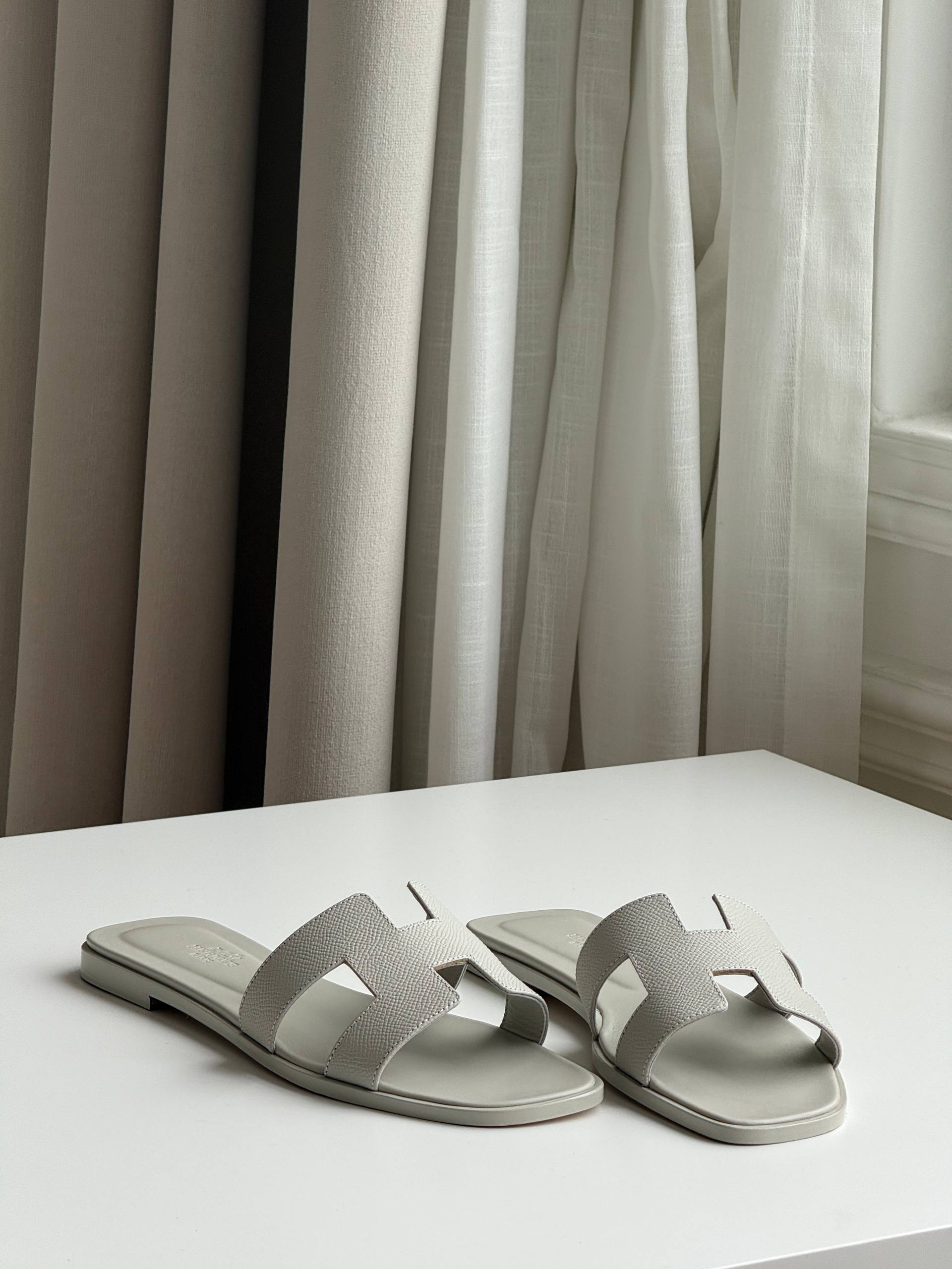 HERMÈS Oran Sandals in Epsom Calfskin (Gris Perle)