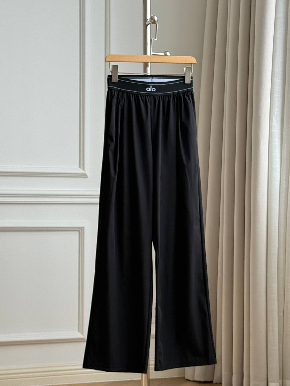 Alo Yoga High-Waist Logo Elastic Waist Wide-Leg Pants