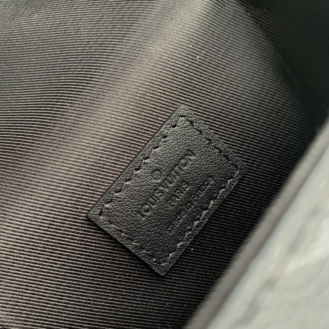 Vertical Trunk Wearable Wallet M82070