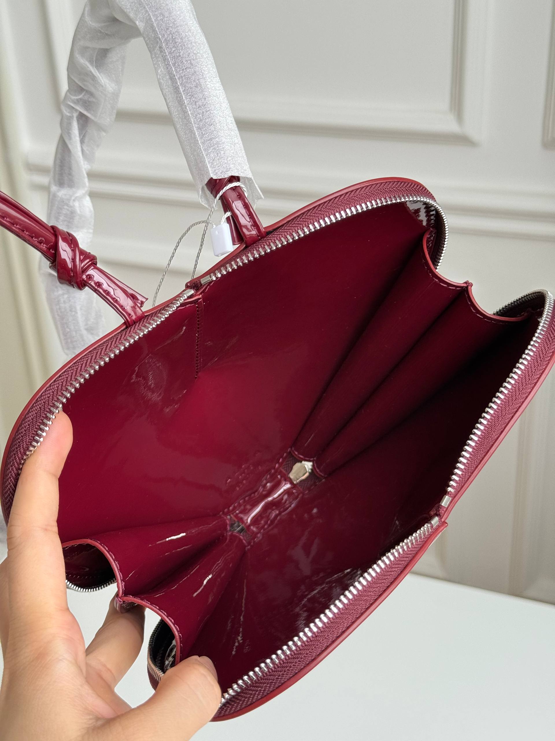 Alaïa Le Cœur Patent Leather Heart-Shaped Shoulder Bag