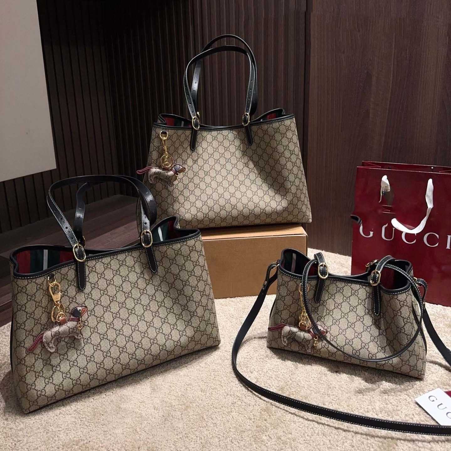 GG EMBLEM TOTE BAG