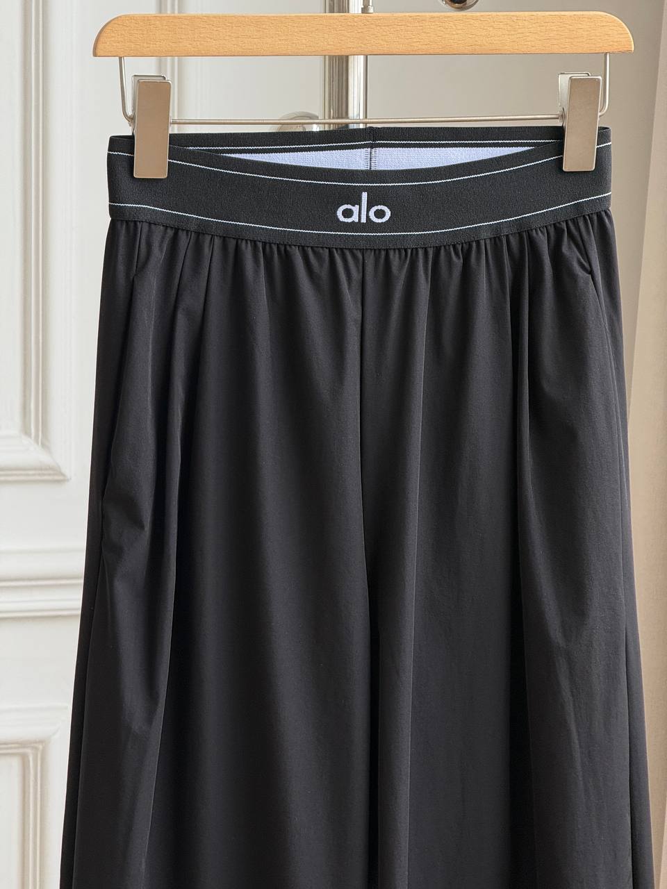 Alo Yoga High-Waist Logo Elastic Waist Wide-Leg Pants
