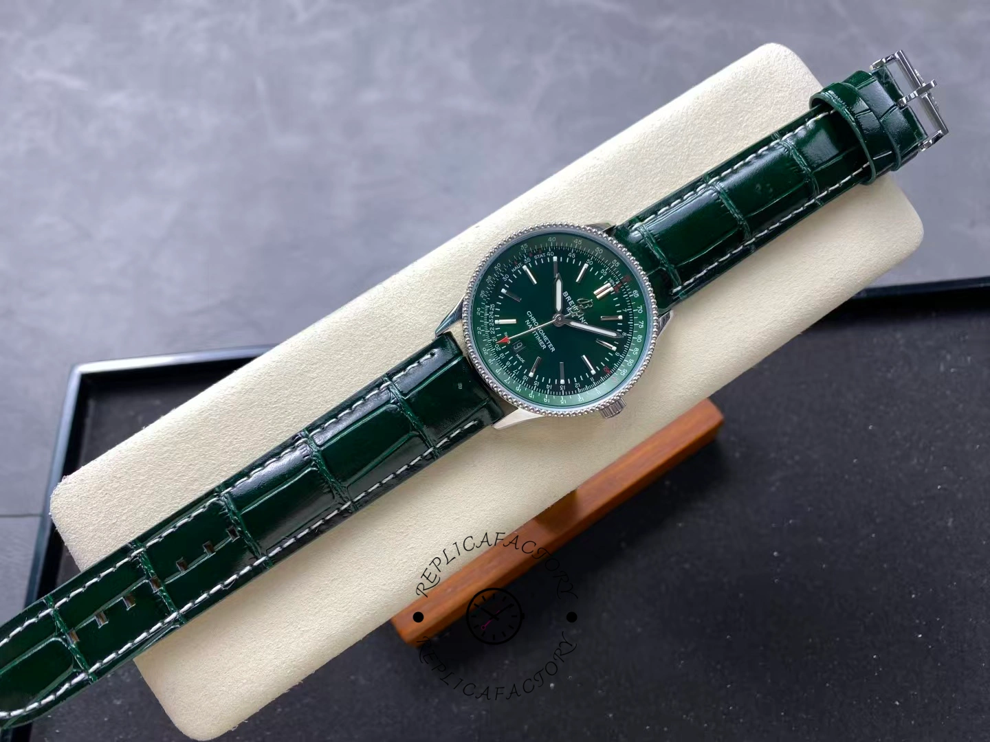 Breitling Navitimer Automatic 41 Replica A17326361L1P1 Green Leather Strap