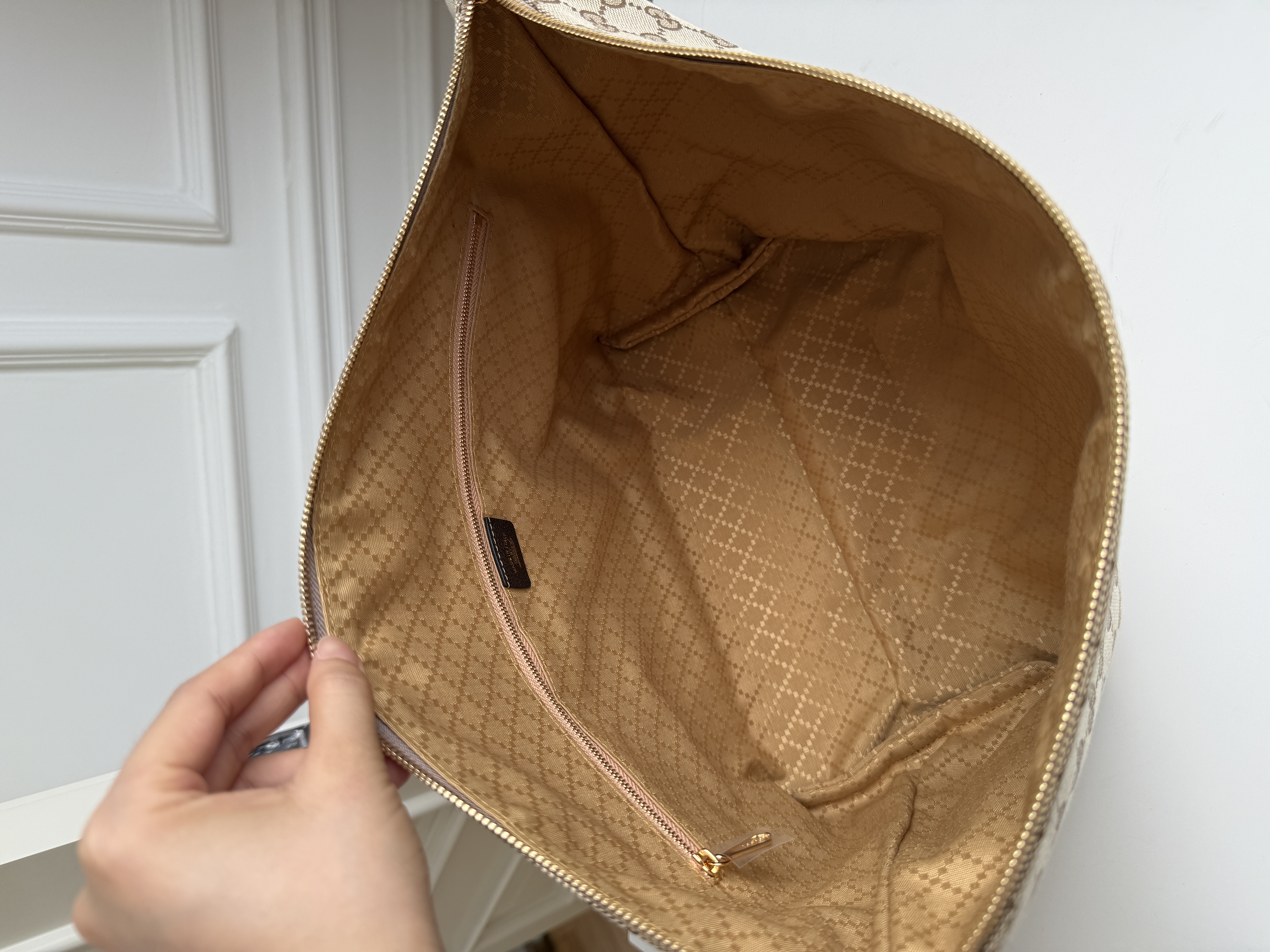 Gucci GG Supreme Canvas Hobo Underarm Tote Bag