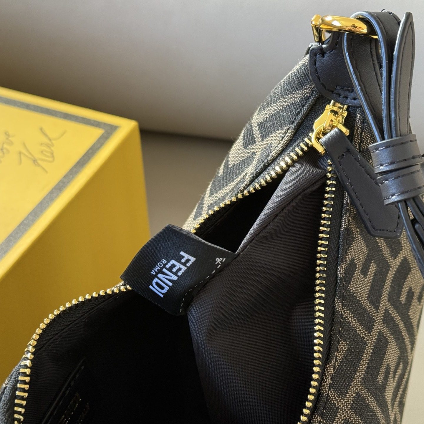 FENDI BAGUETTE BROWN 27CM
