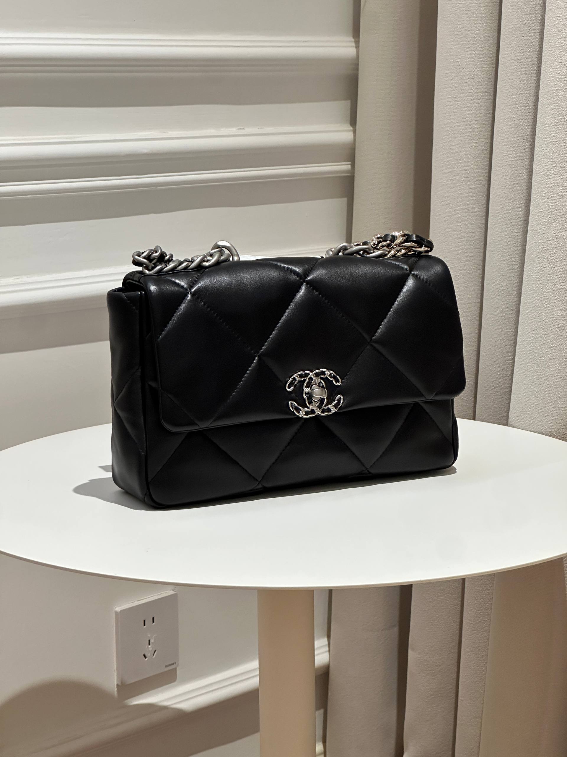 CHANEL 19 Handbag, Shiny Lambskin, Black