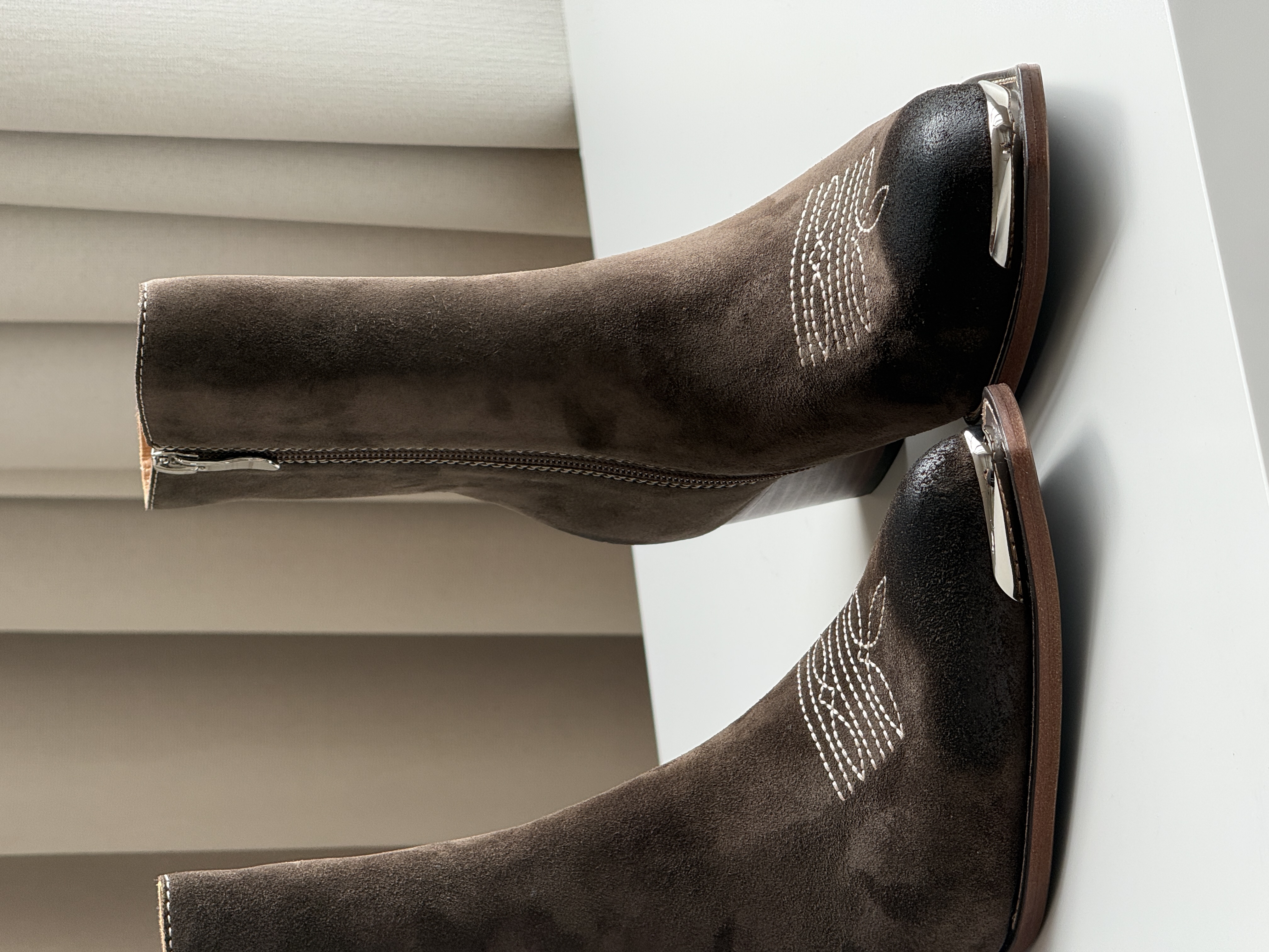CLINE Western-style suede ankle boots with metal toe cap