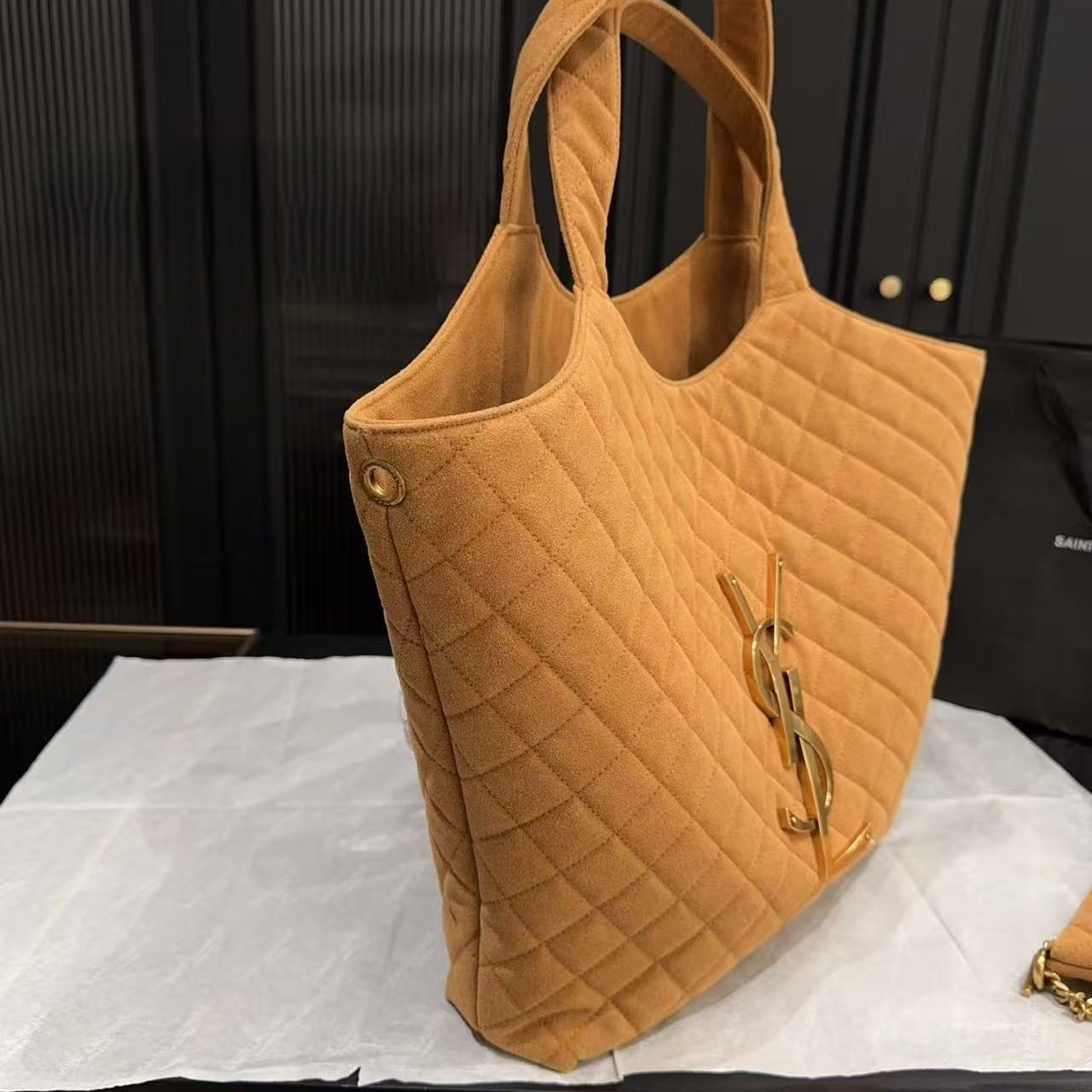 ICARE IN QUILTED LAMBSKIN BROWN 34X32CM