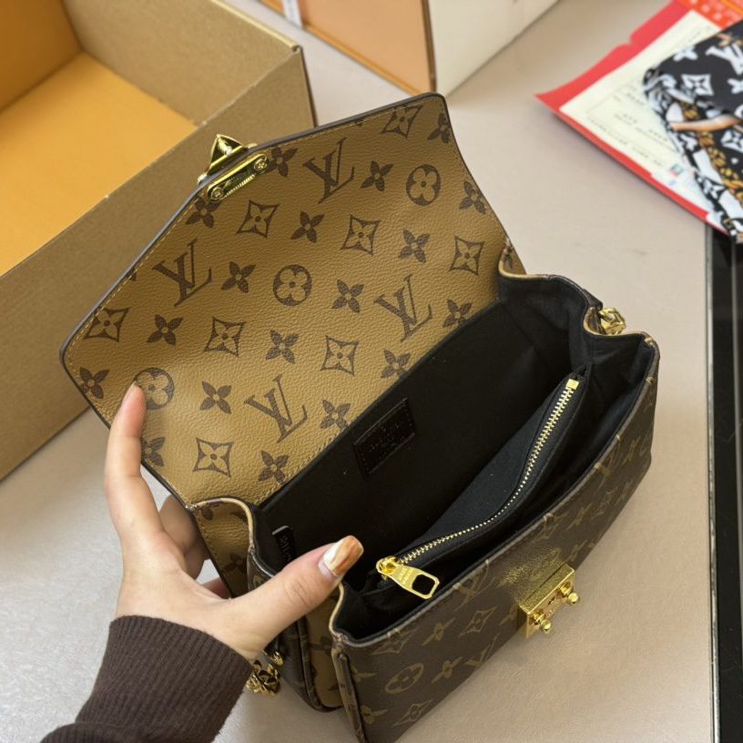POCHETTE METIS EAST WEST MONOGRAM 21X6X13CM