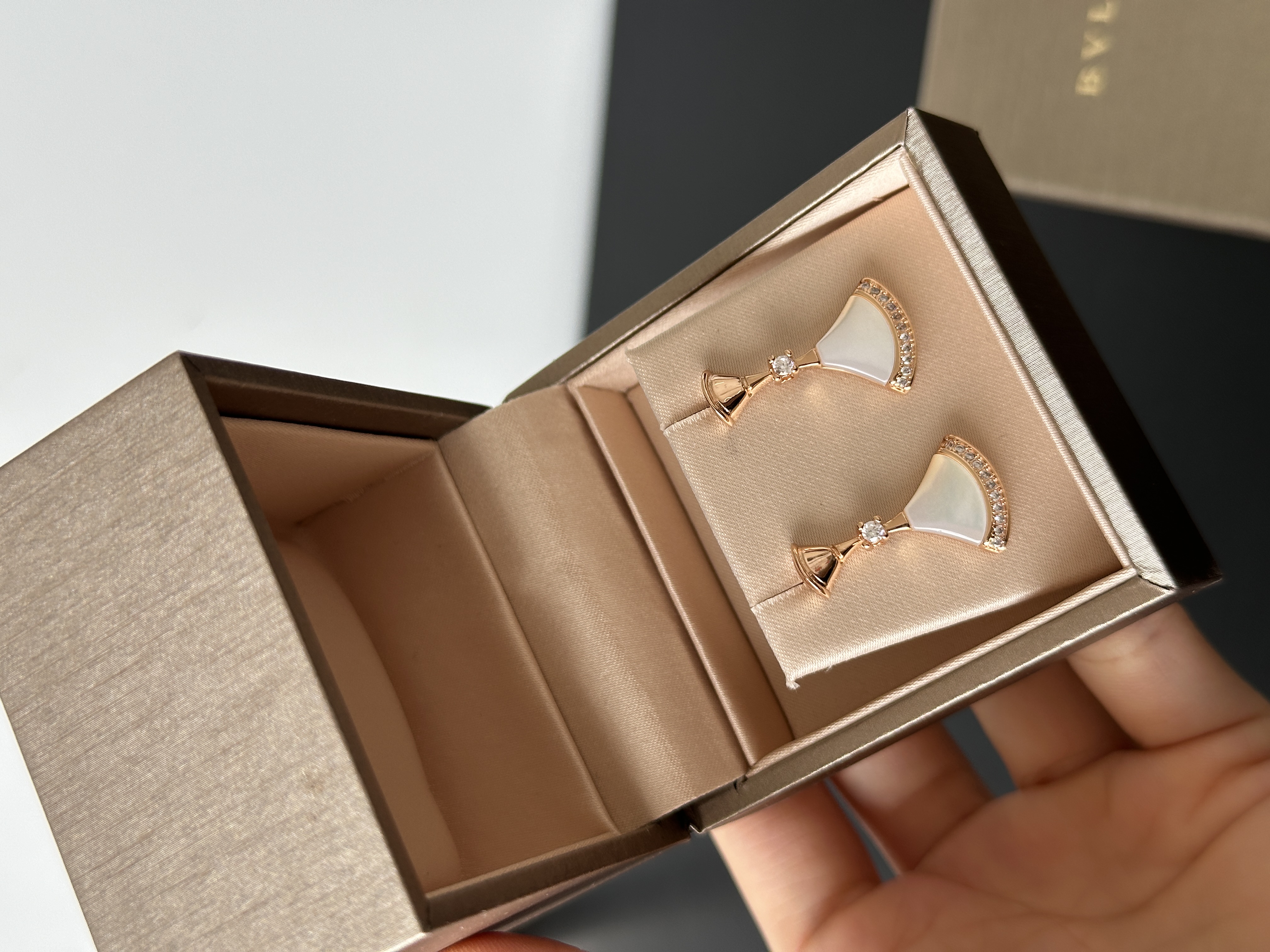 BVLGARI Divas' Dream White Mother-of-Pearl Diamond Fan Earrings