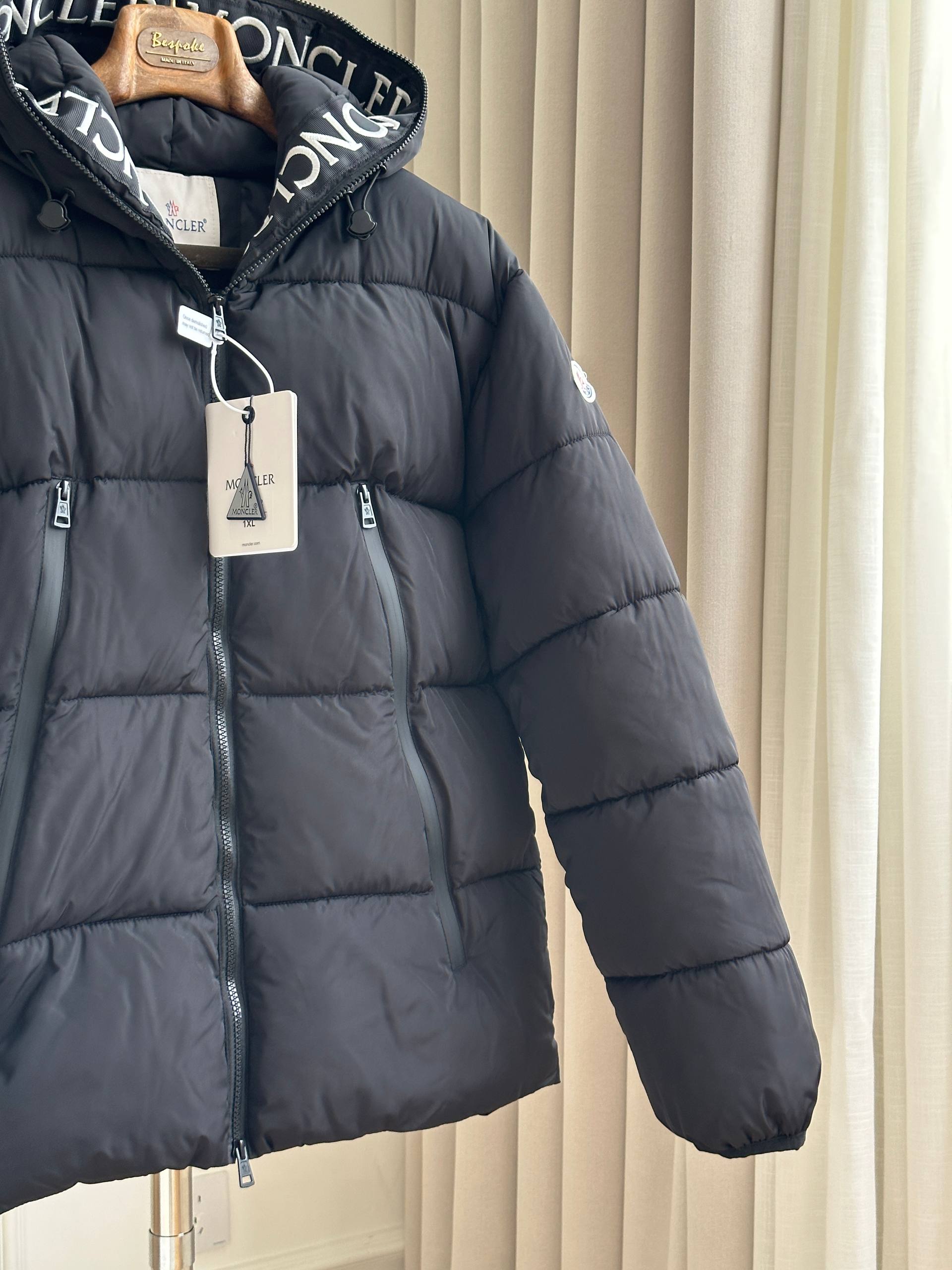 Moncler Black Hooded Horizontal Quilt Down Jacket with Logo Lining