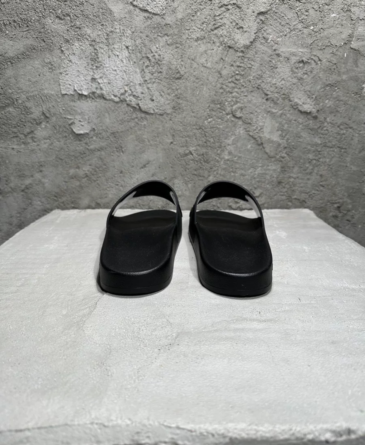 Amiri emboss Letter Logo Slide Black