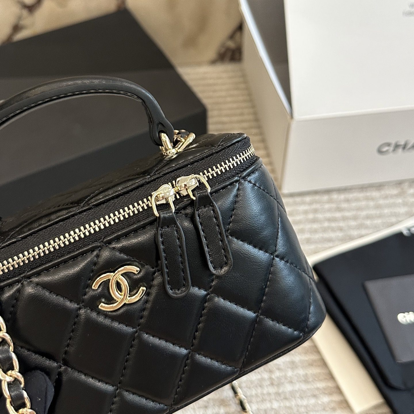 TOP LONG VANITY CASE WITH CHAIN BLACK 19CM