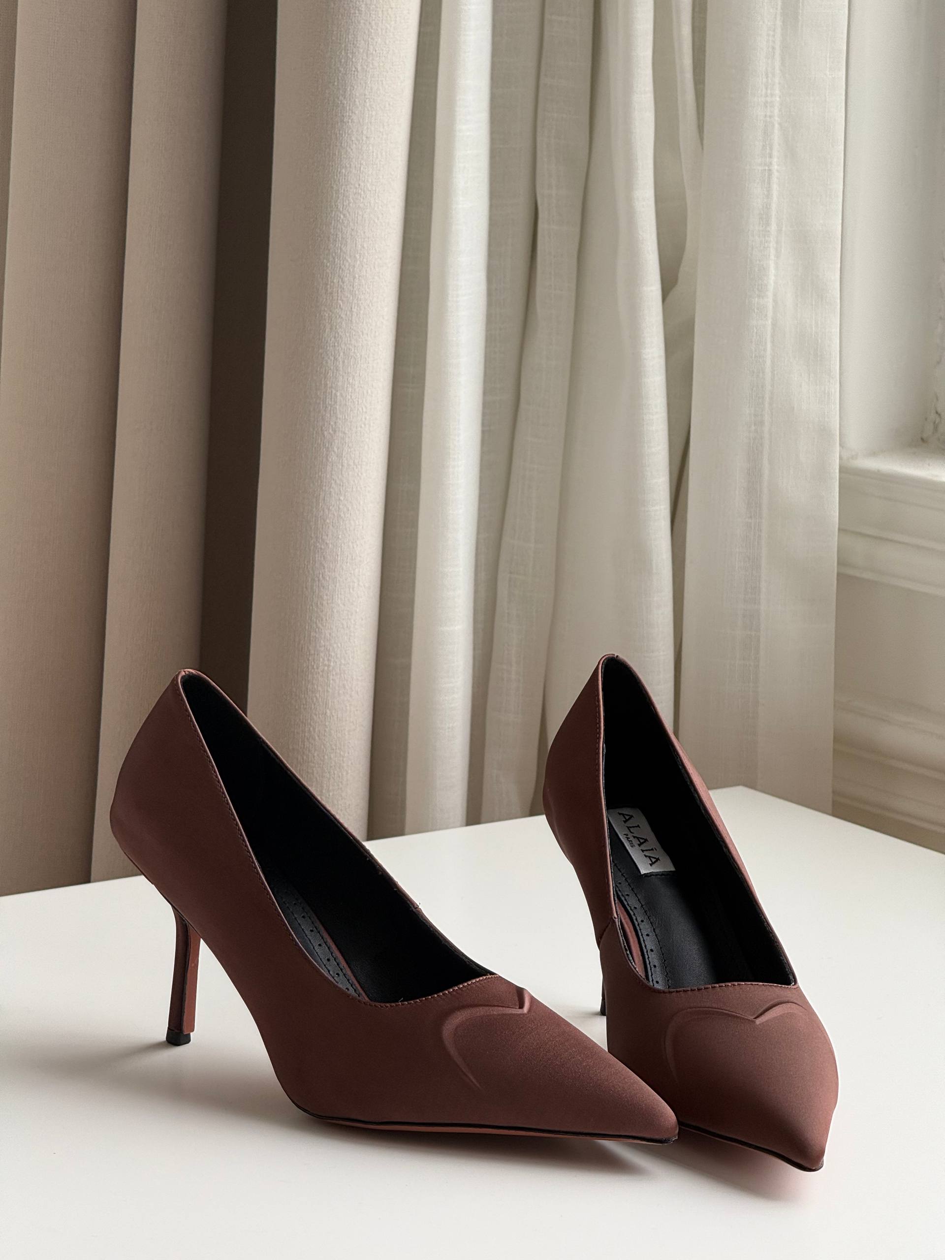 ALAÏA Le Cœur 3D 90 Satin Pointed-Toe Pumps