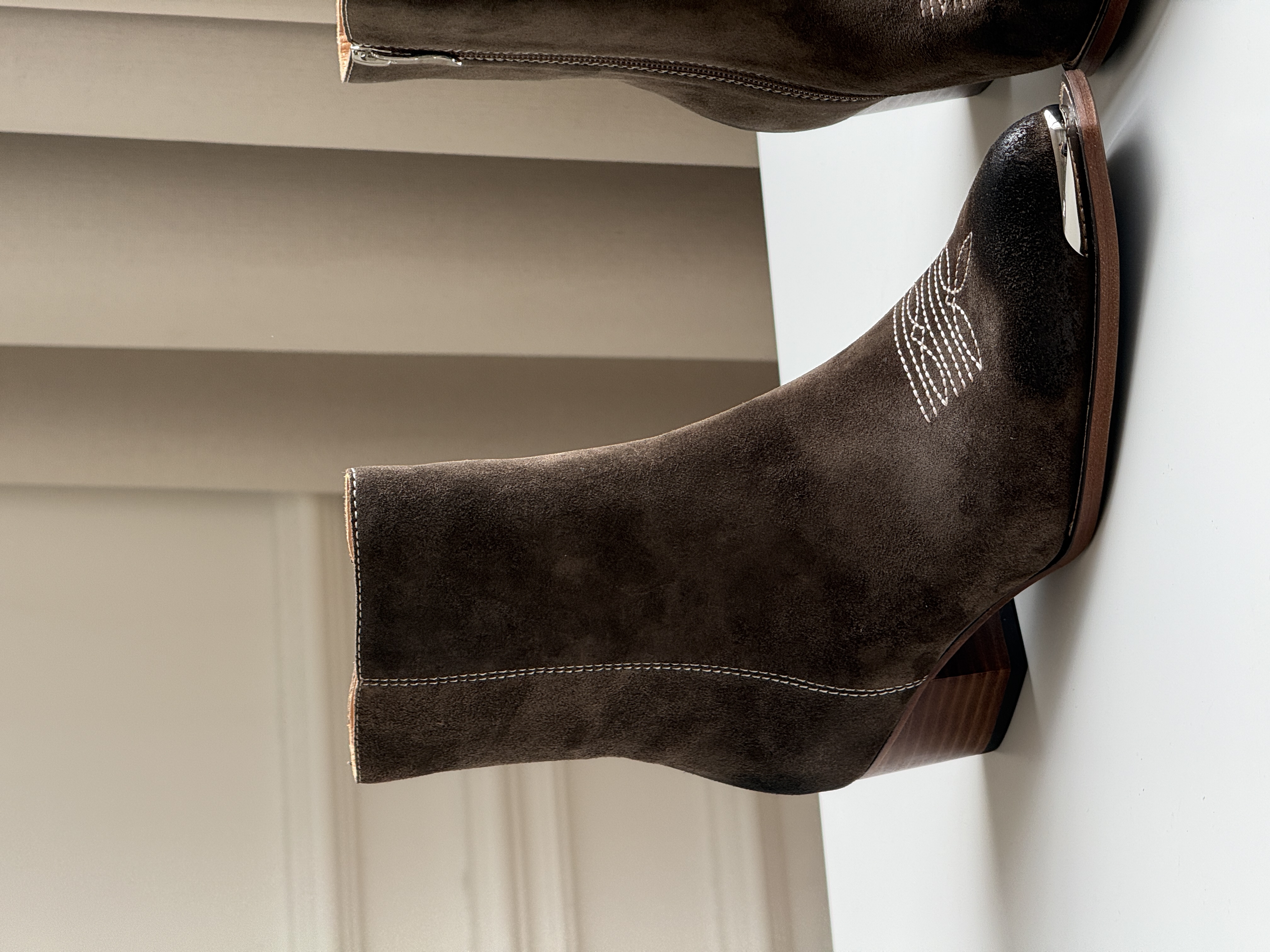 CLINE Western-style suede ankle boots with metal toe cap