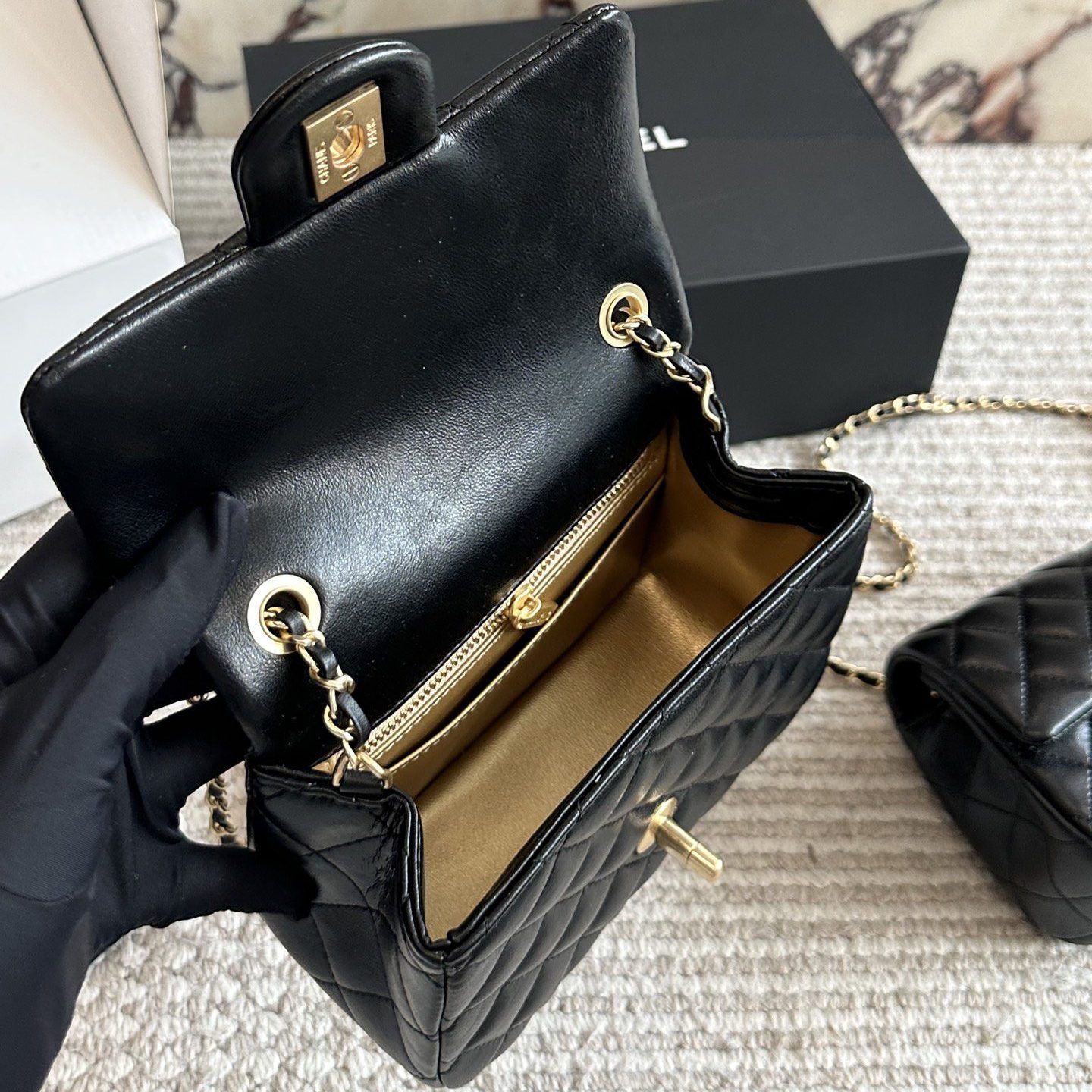 CLASSIC HANDBAG BLACK SMALL 20CM