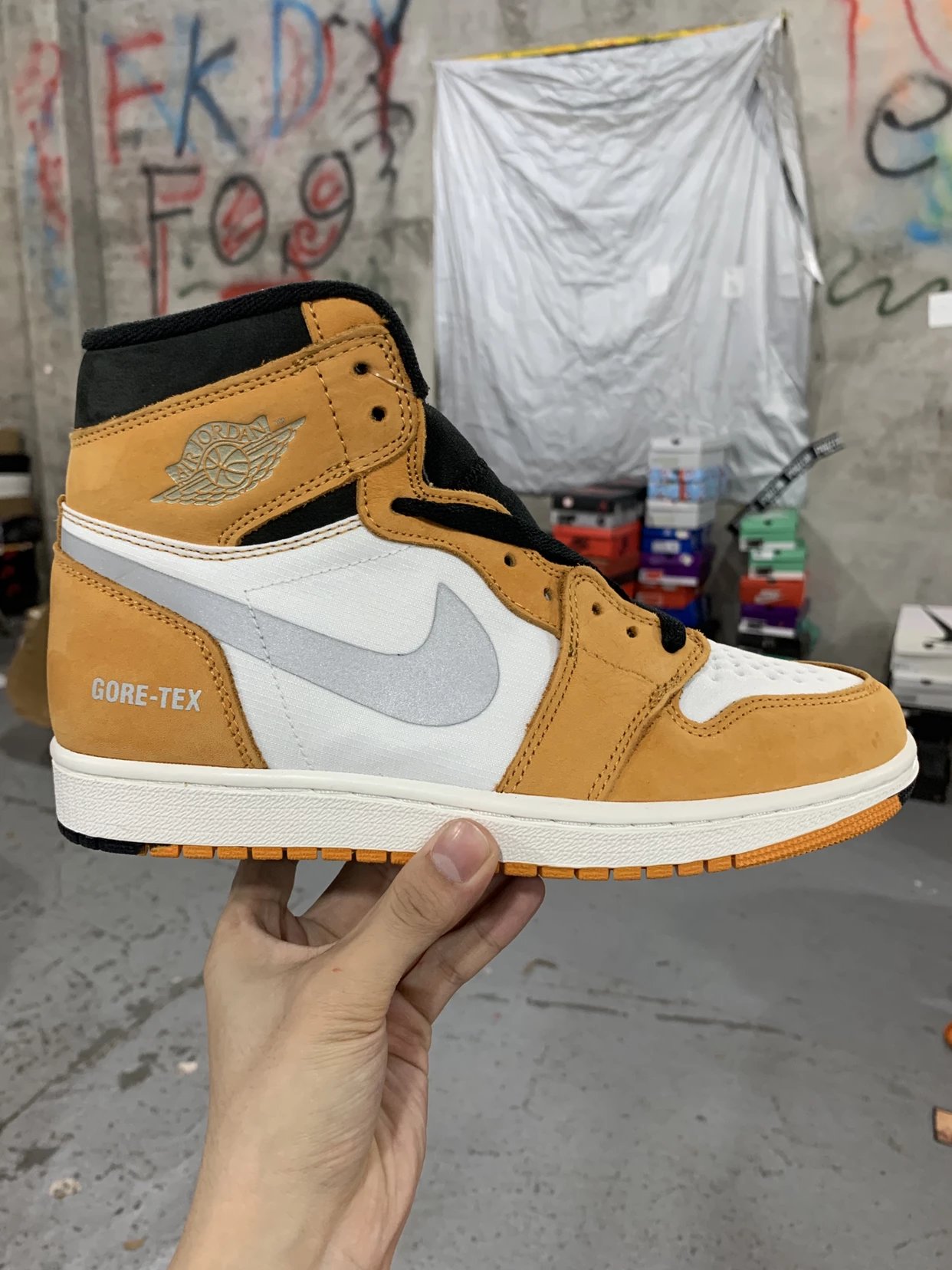 Air Jordan 1 Retro High Gore-Tex Light Curry
