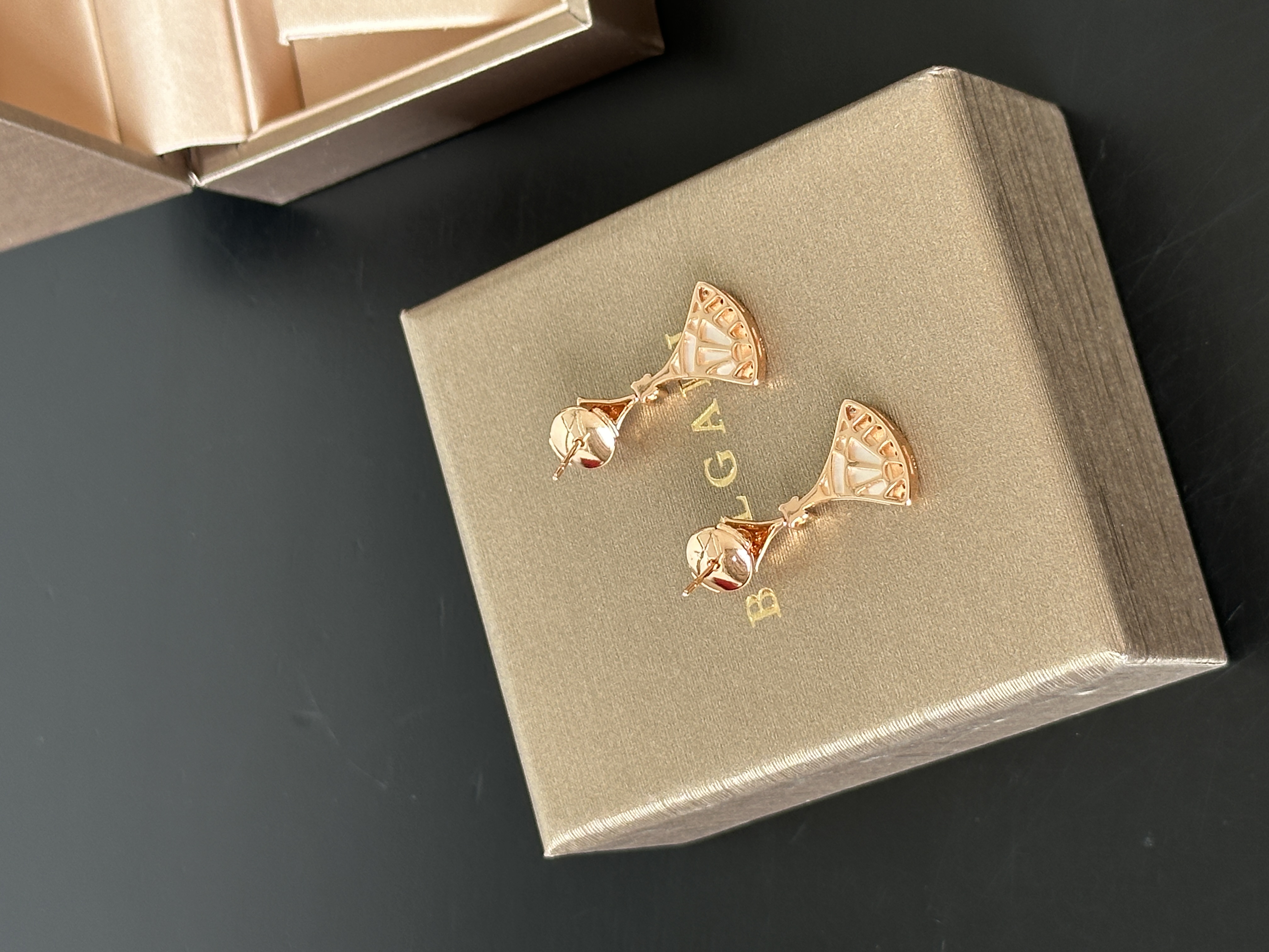 BVLGARI Divas' Dream White Mother-of-Pearl Diamond Fan Earrings