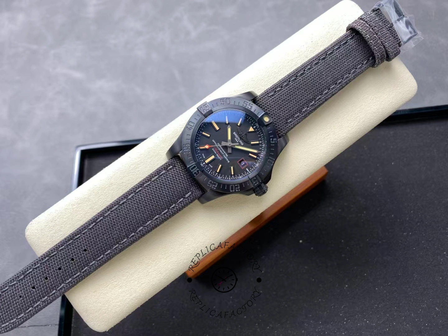 Breitling Avenger Blackbird 44 V17311101B1W1 Replica Black Dial Men's Watch