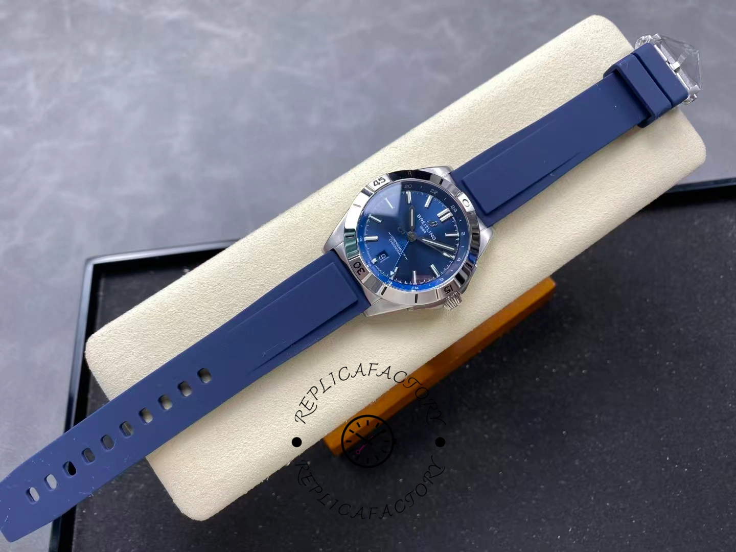 Breitling Chronomat GMT Blue Pointer A32398101C1A1 Replica