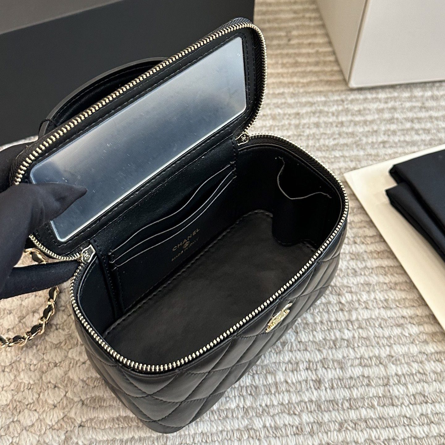 TOP LONG VANITY CASE WITH CHAIN BLACK 19CM