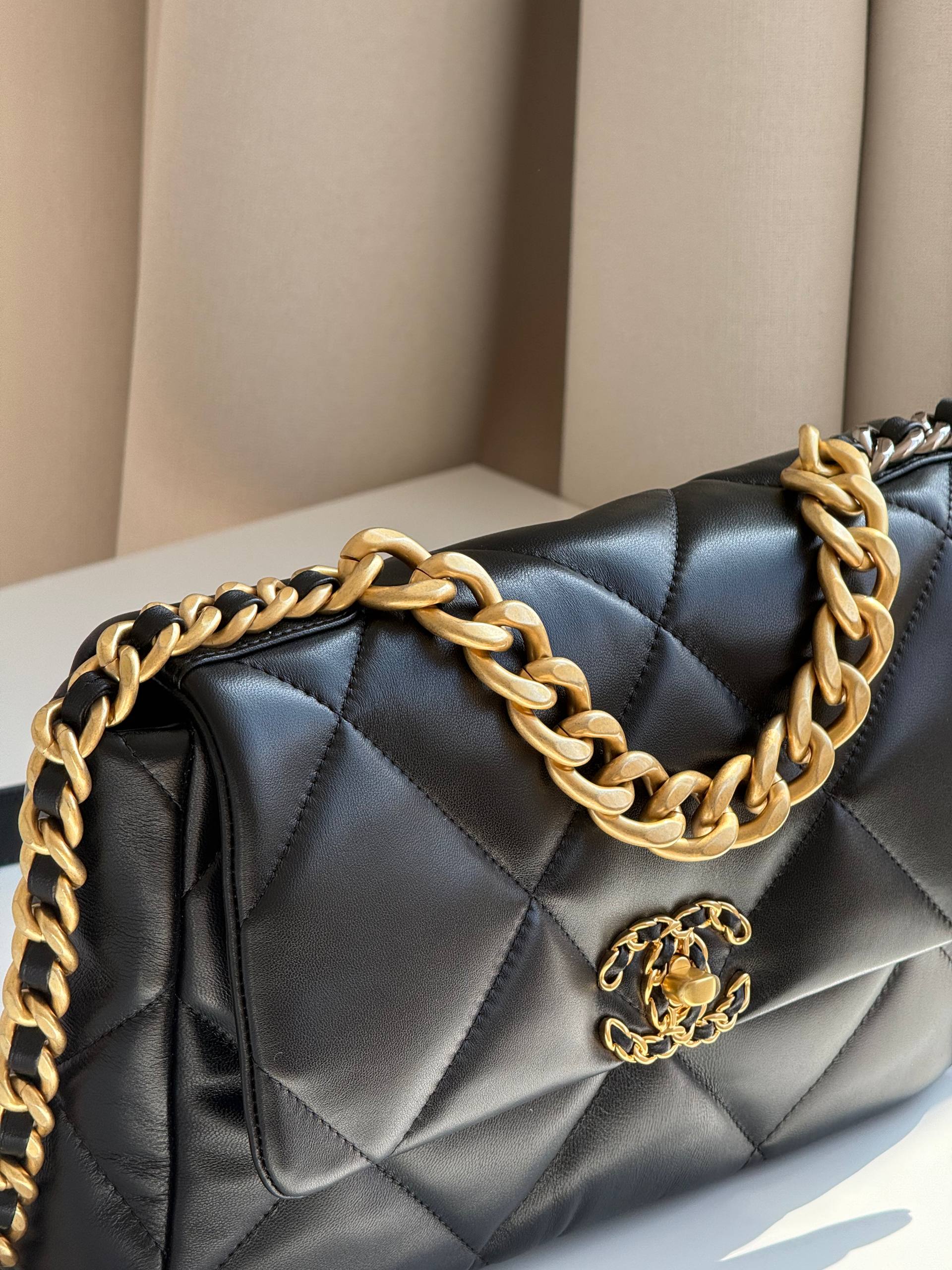 CHANEL 19 Flap Bag