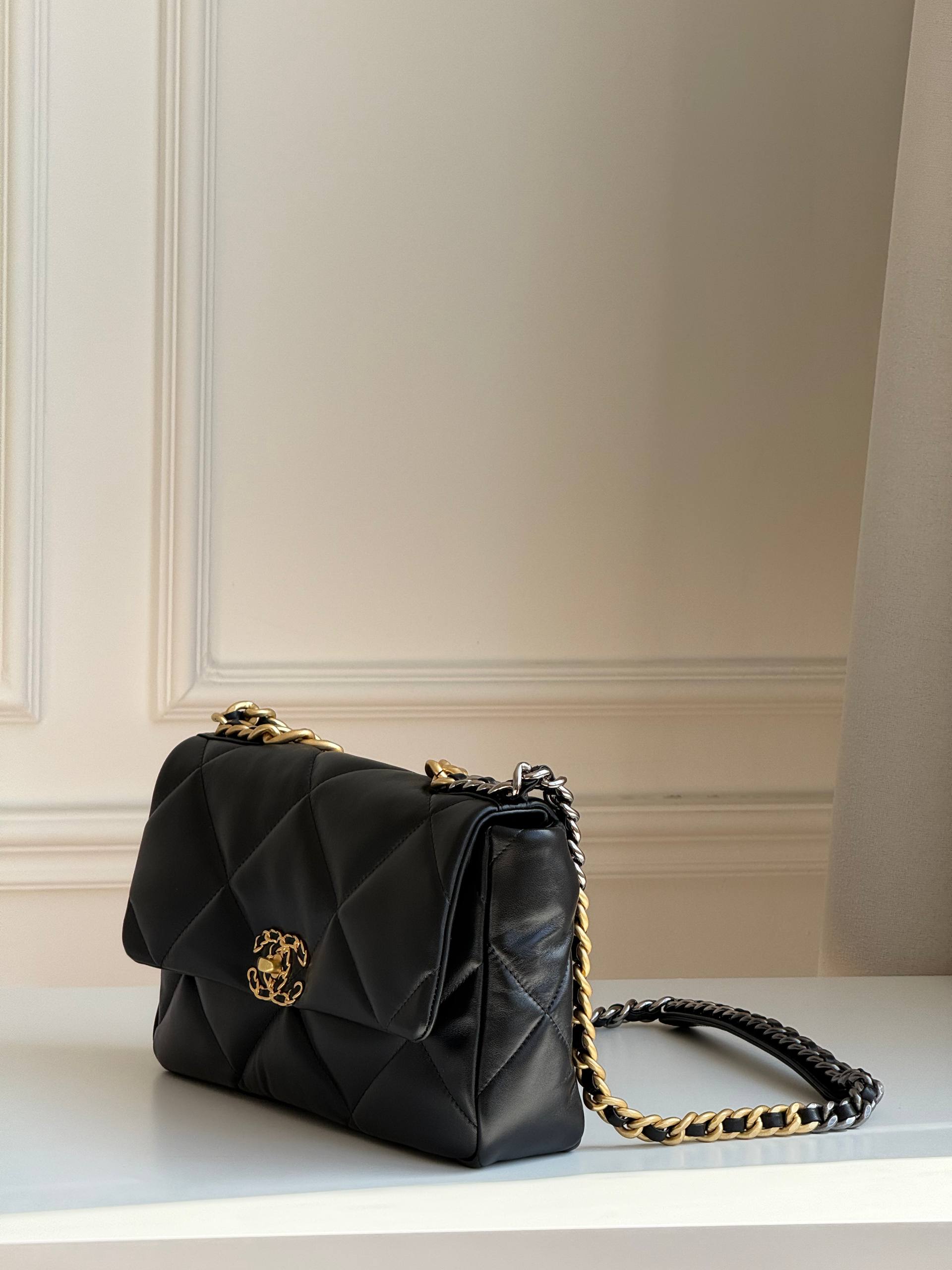 CHANEL 19 Flap Bag